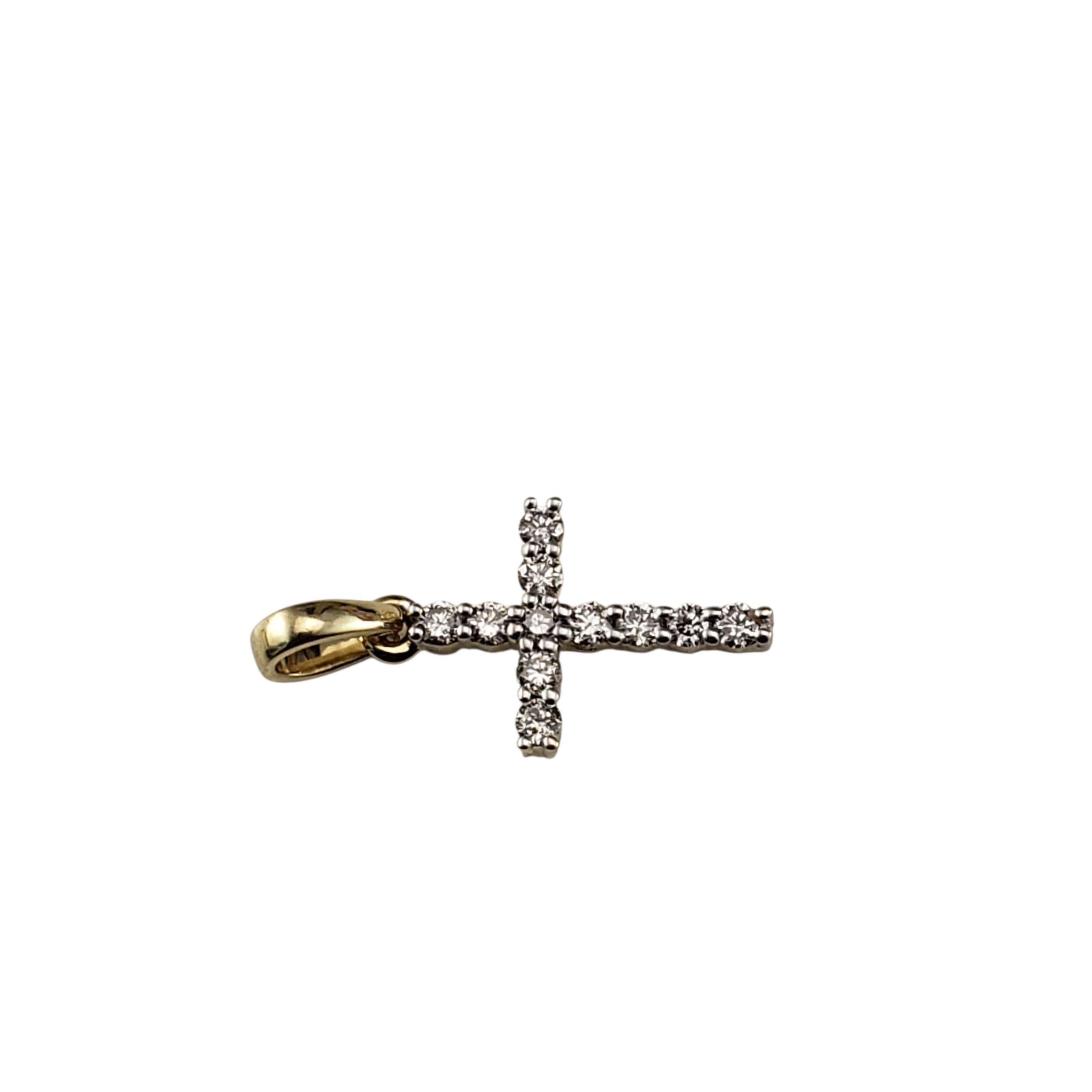 Pendentif croix en or jaune 14K avec diamants

Ce petit pendentif en forme de croix est orné de 11 diamants ronds de taille brillante sertis dans de l'or jaune 14 carats classique, ajoutant juste ce qu'il faut d'éclat. Un symbole classique de foi et