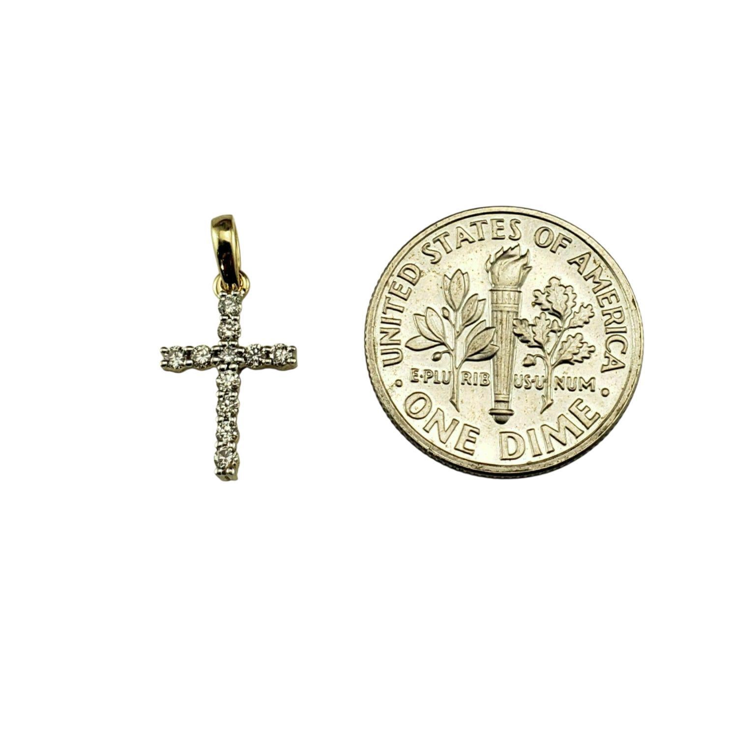 Taille brillant Pendentif croix en or jaune 14K avec diamant #23030 en vente