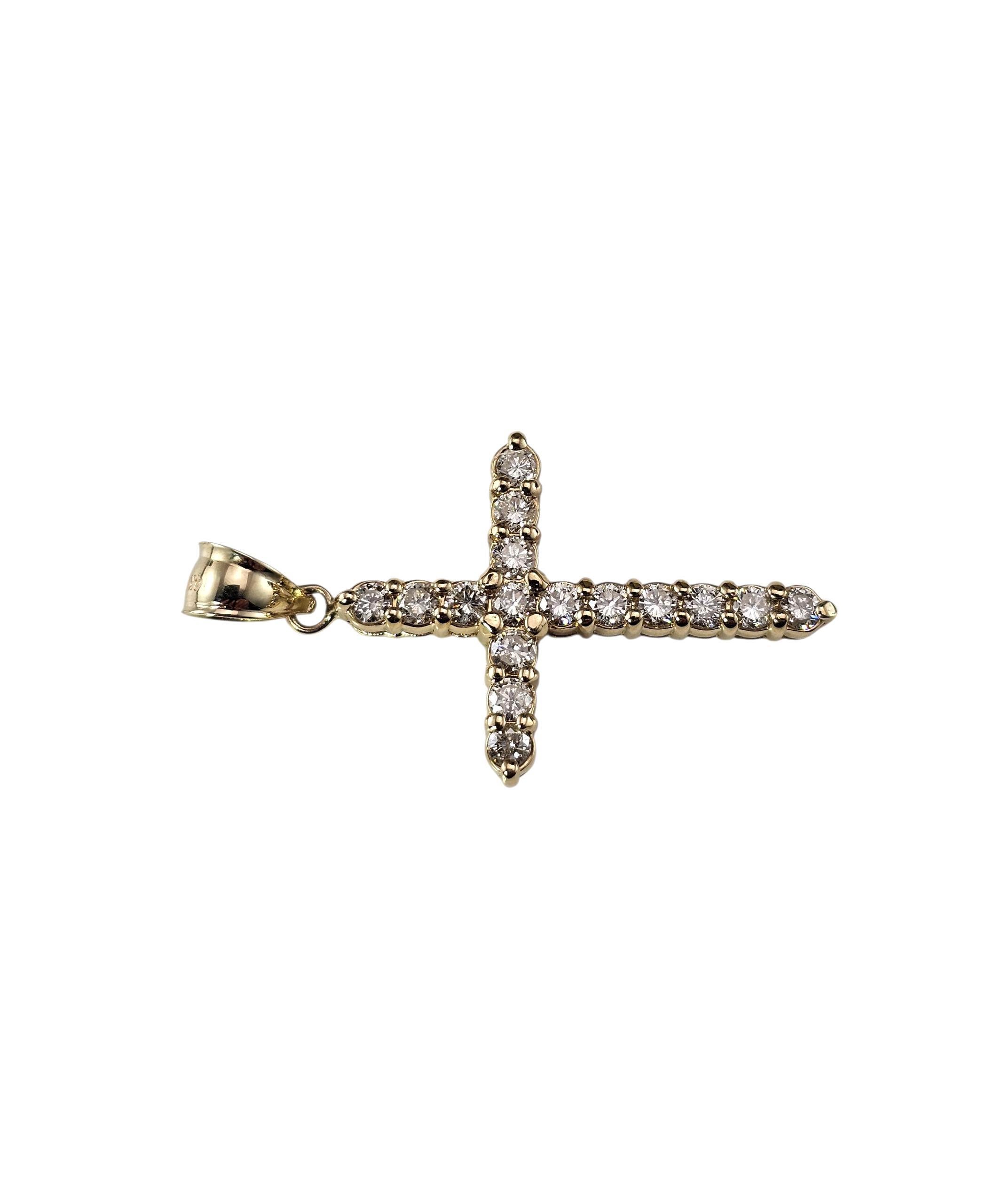 Pendentif croix en or jaune 14K avec diamants

Ce pendentif en forme de croix étincelante est orné de 16 diamants ronds de taille brillante sertis dans de l'or jaune 14K classique. Une pièce étonnante et significative, parfaite pour un usage
