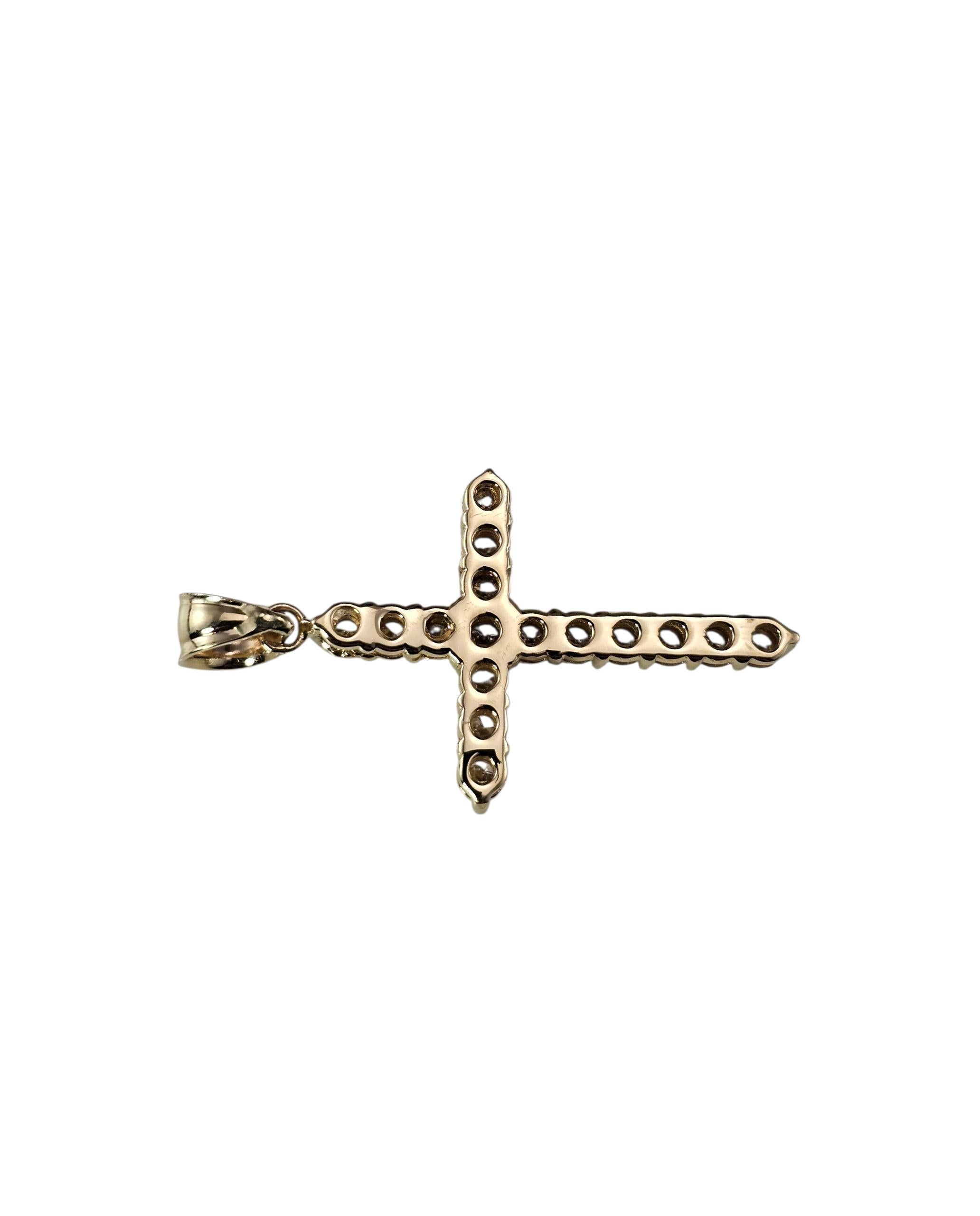 Taille brillant Pendentif croix en or jaune 14K avec diamant #23622 en vente