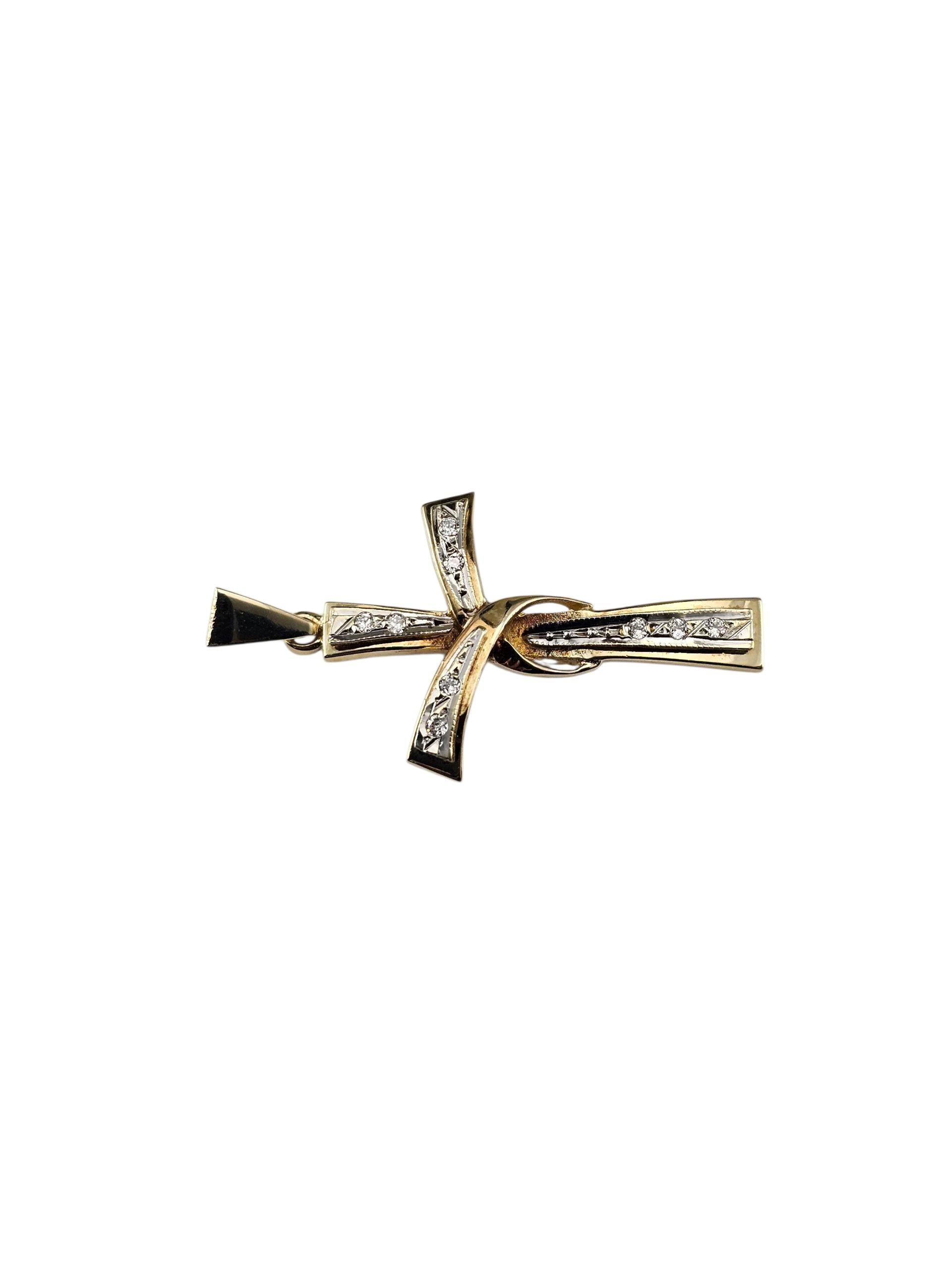 Pendentif croix en or jaune 14K et diamants

Ce pendentif en forme de croix étincelante est orné de neuf diamants ronds de taille brillant* sertis dans de l'or jaune 14 carats magnifiquement détaillé. Le design sculptural donne à cette pièce un sens