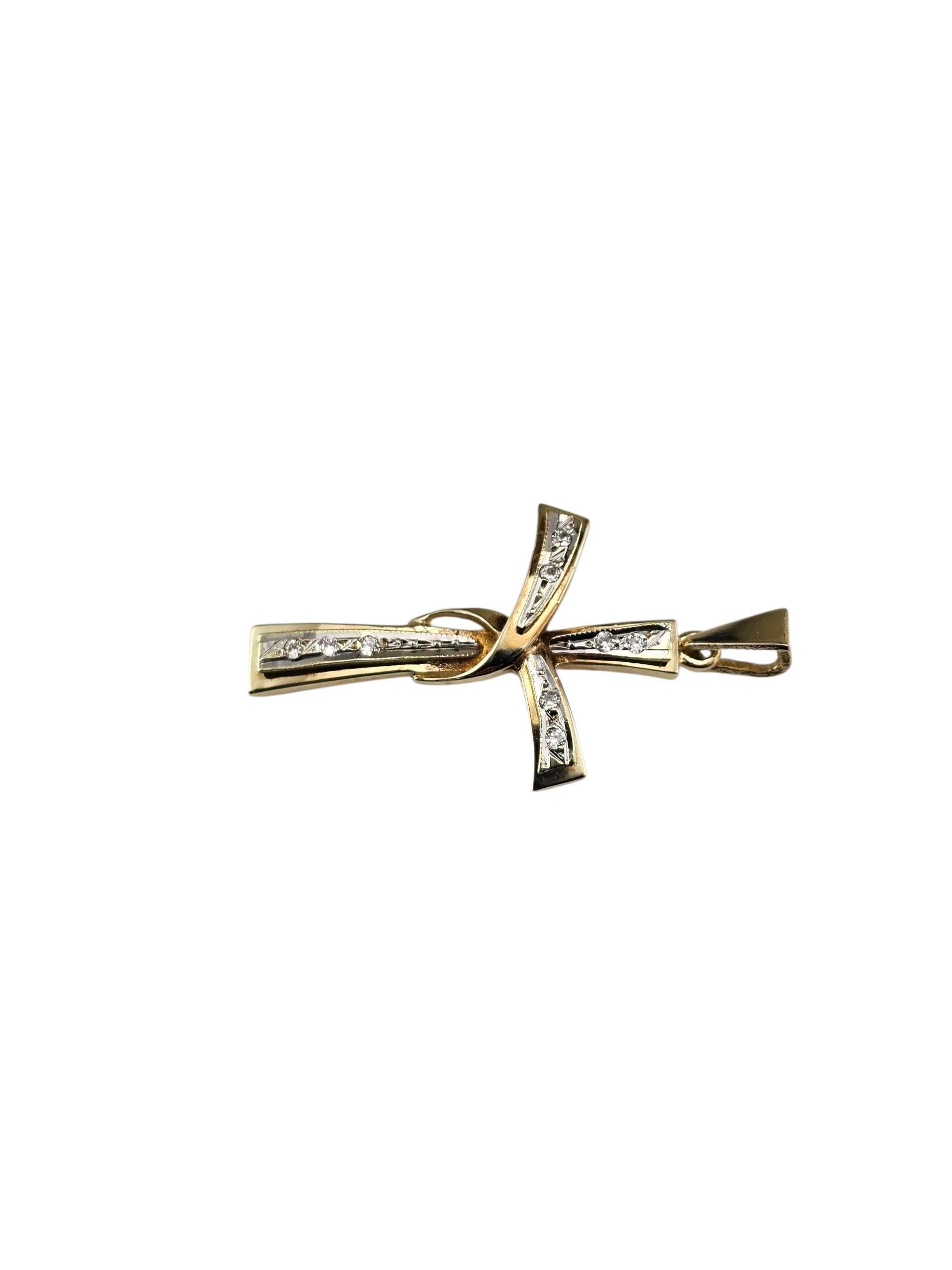 Contemporain Pendentif croix en or jaune 14K avec diamant #23645 en vente