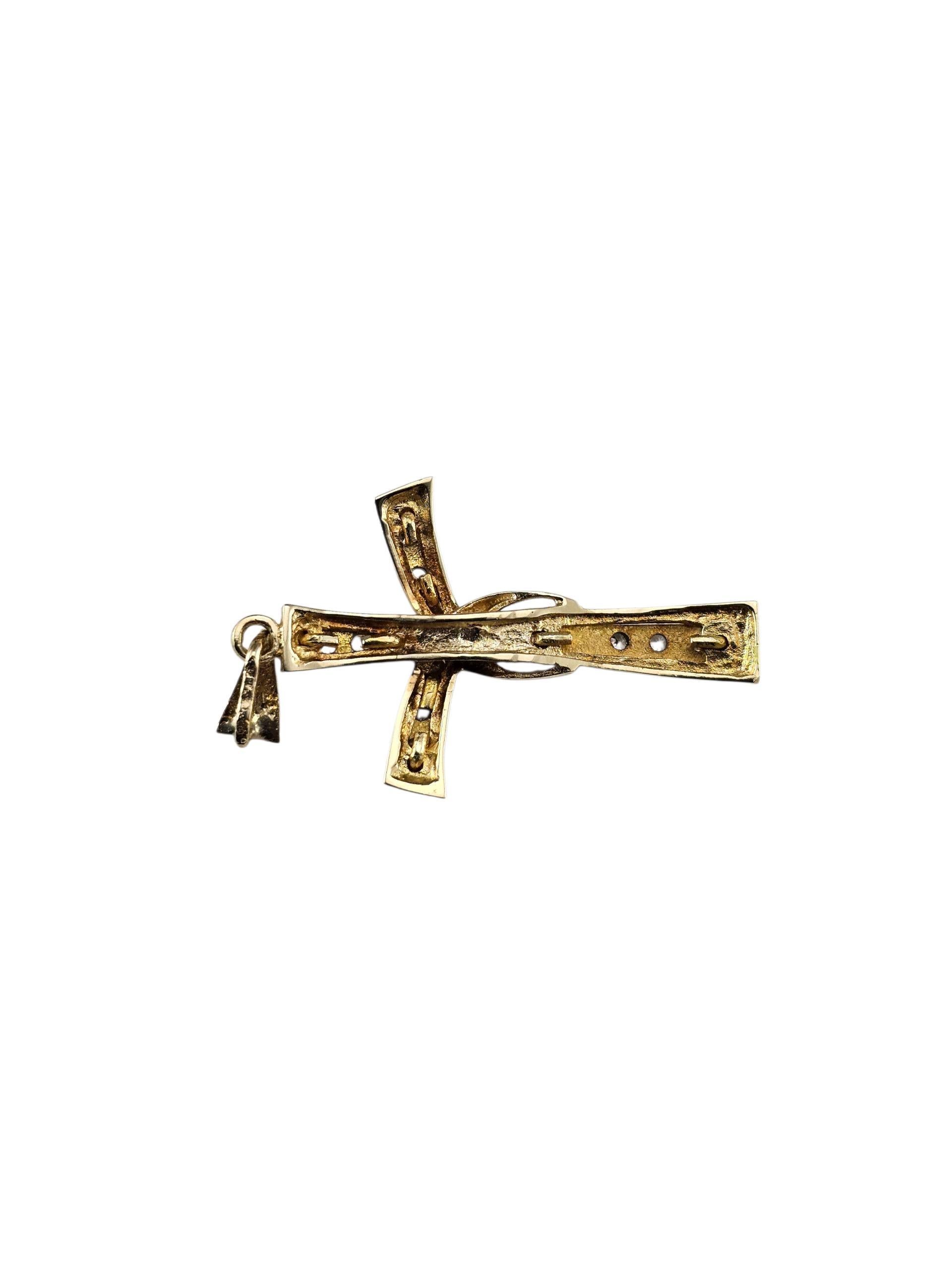 Taille brillant Pendentif croix en or jaune 14K avec diamant #23645 en vente