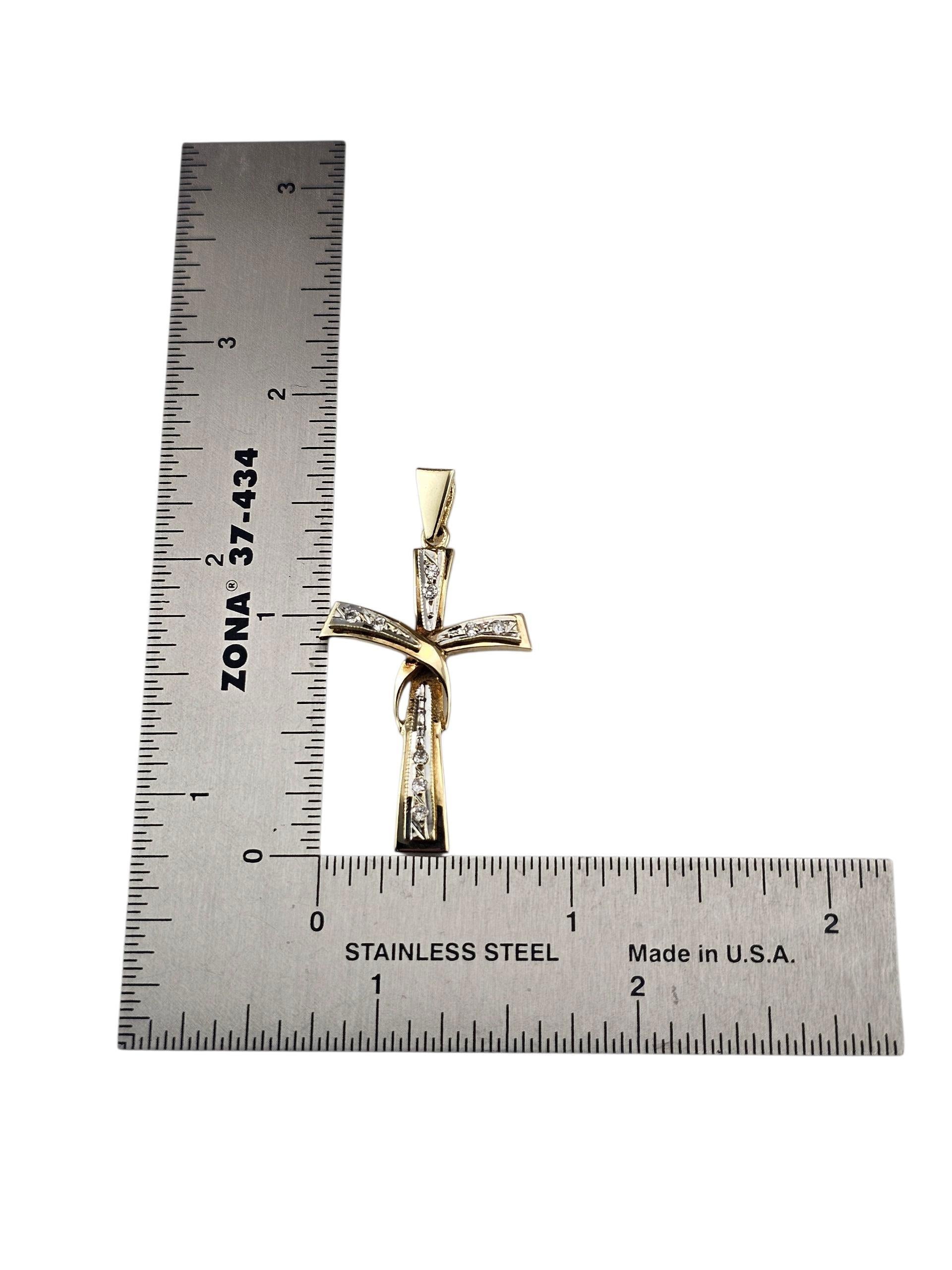 Pendentif croix en or jaune 14K avec diamant #23645 Bon état - En vente à Washington Depot, CT