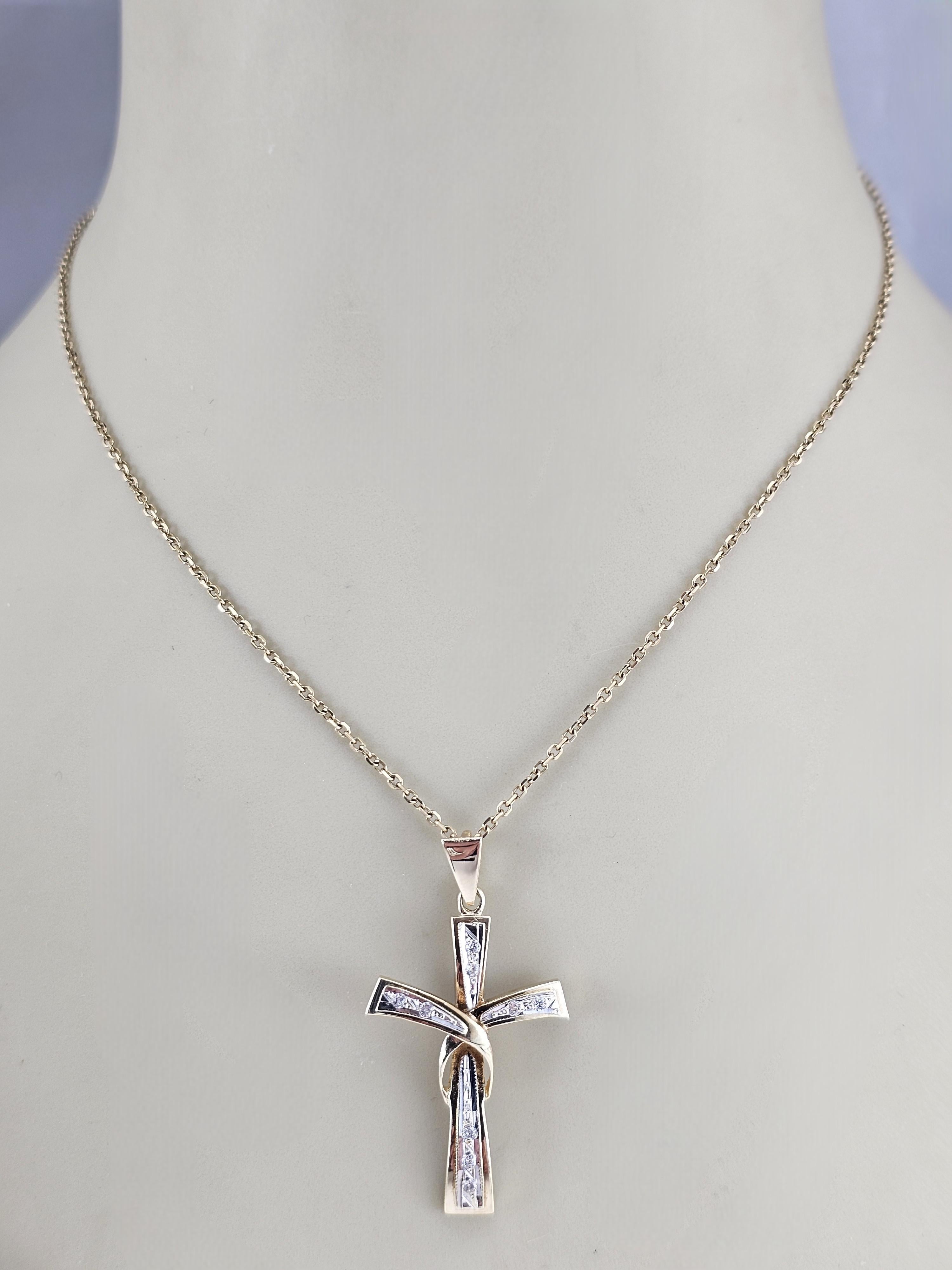 Pendentif croix en or jaune 14K avec diamant #23645 Pour femmes en vente