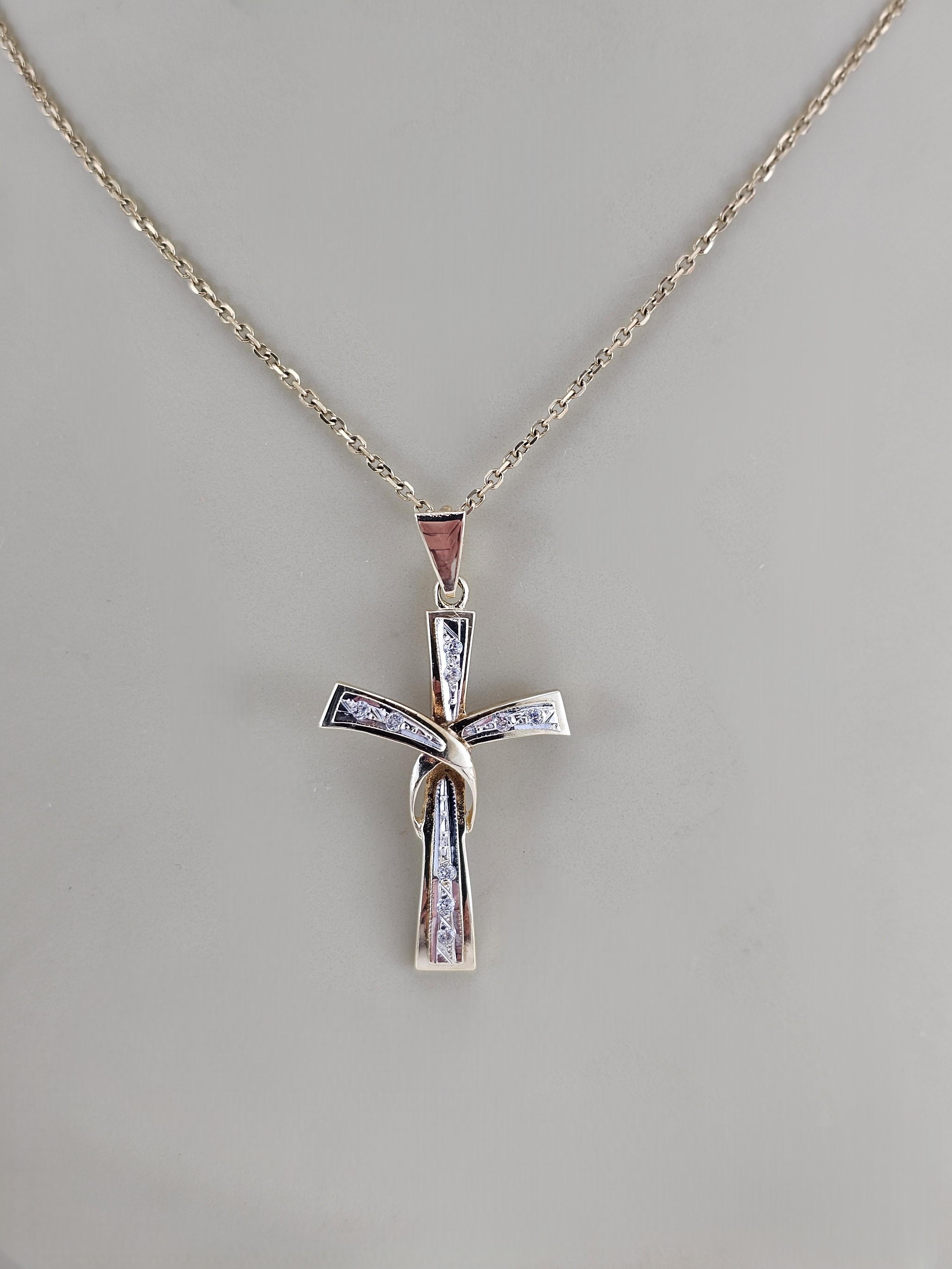 Pendentif croix en or jaune 14K avec diamant #23645 en vente 1