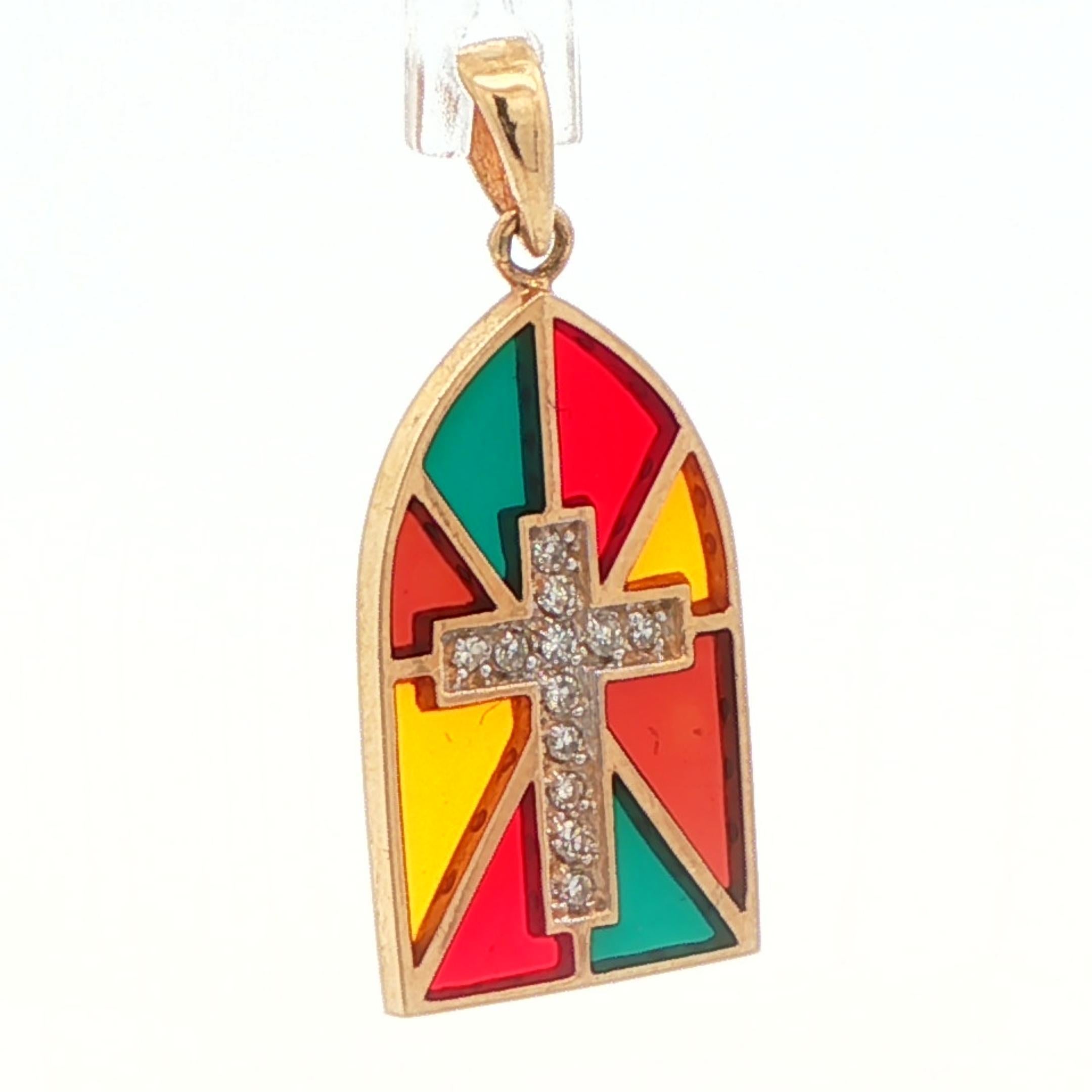 Dieser farbenfrohe Kreuzanhänger aus 14-karätigem Gelbgold zeigt eine gerade Linie aus natürlichen Diamanten innerhalb des Kreuzes. Der Anhänger besteht aus farbenfrohem Kunststoff, der an ein Buntglasfenster erinnert. Dies gewährleistet ein
