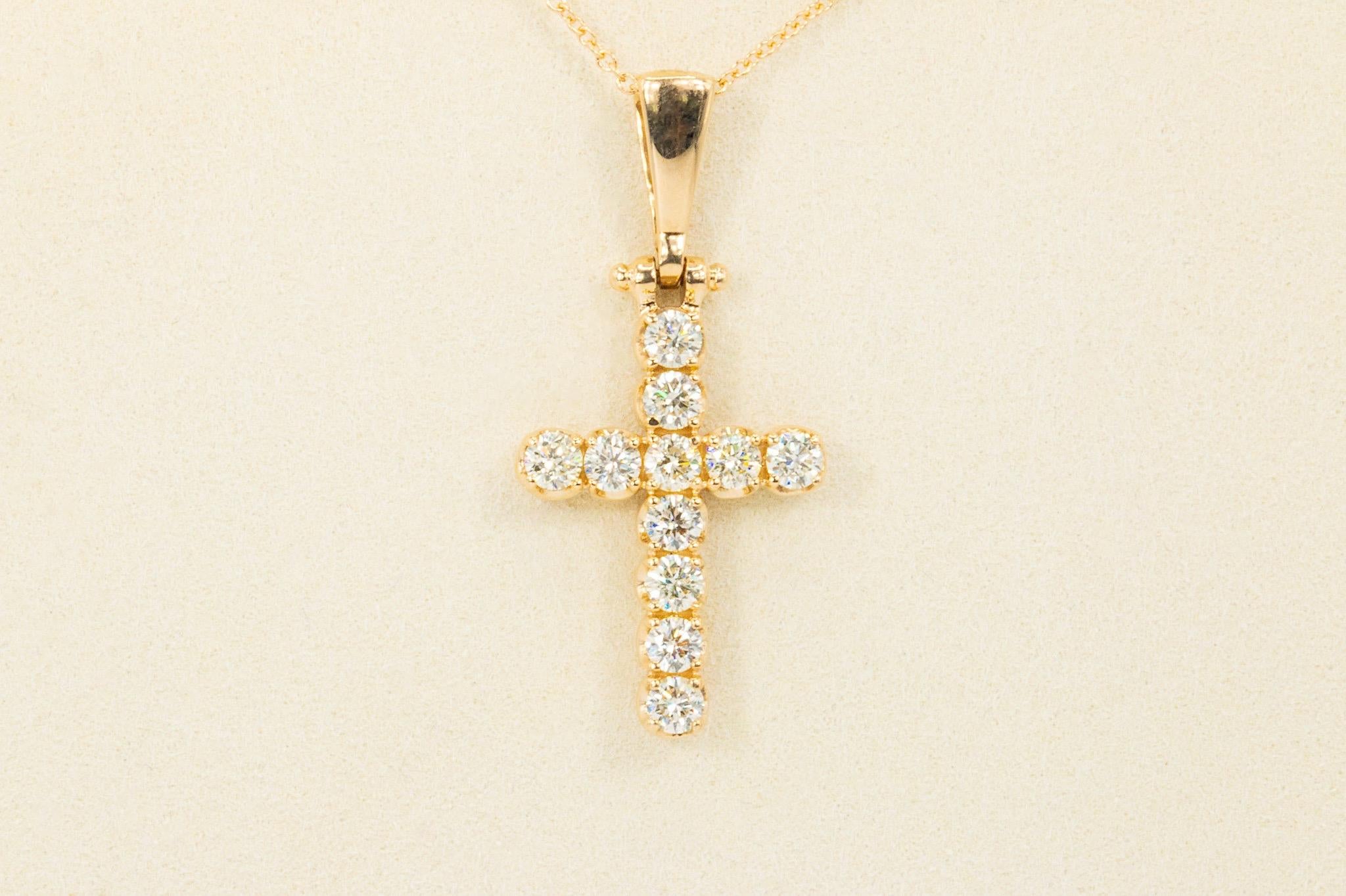 Colgante Cruz Diamante Oro Amarillo 14k

Este exquisito colgante de cruz de segunda mano está bellamente elaborado en oro amarillo de 14 quilates y adornado con aproximadamente 1 quilate de diamantes redondos talla brillante. Los diamantes tienen