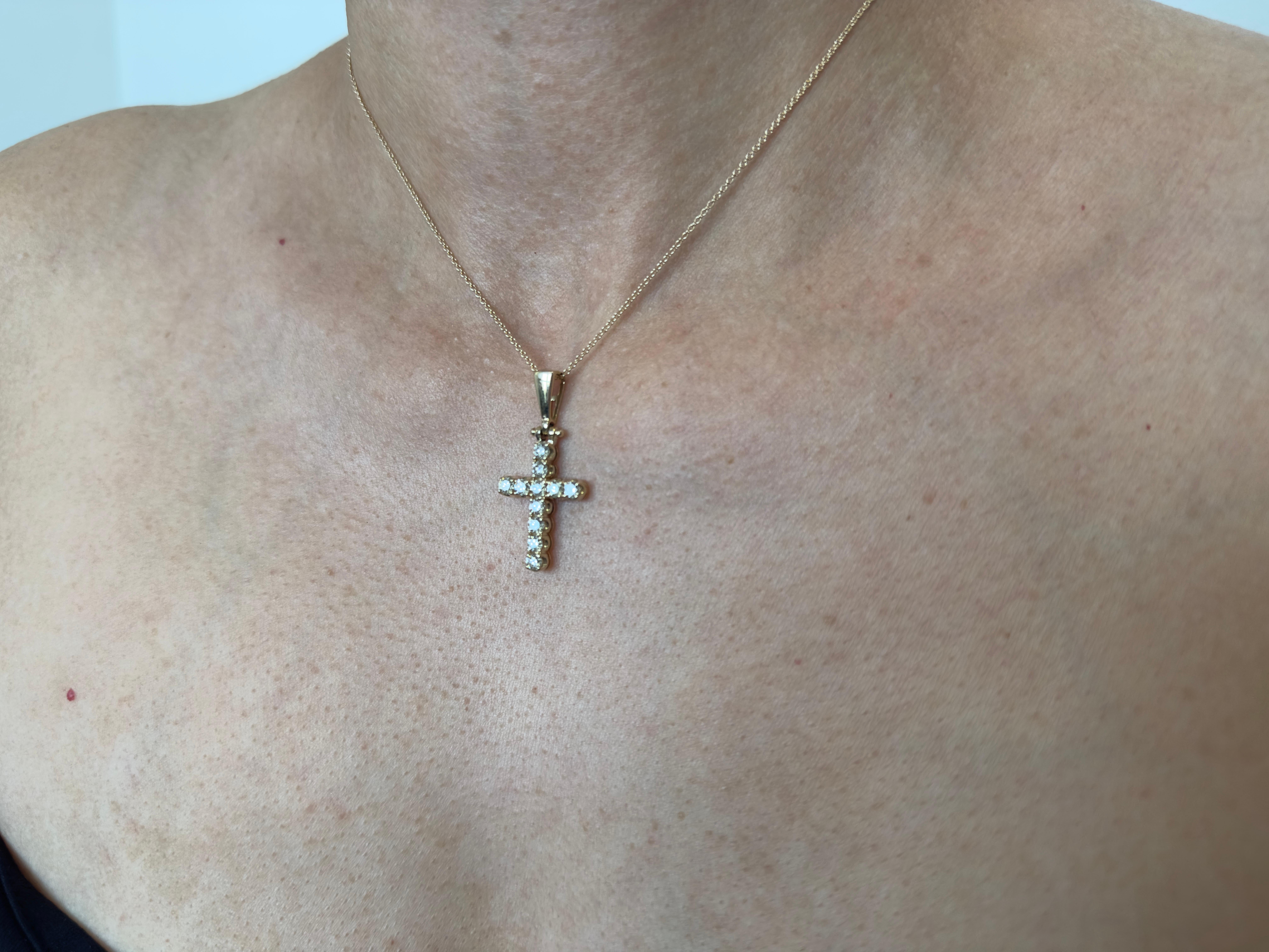 Colgante Cruz Diamante Oro Amarillo 14k en Bueno estado para la venta en Houston, TX