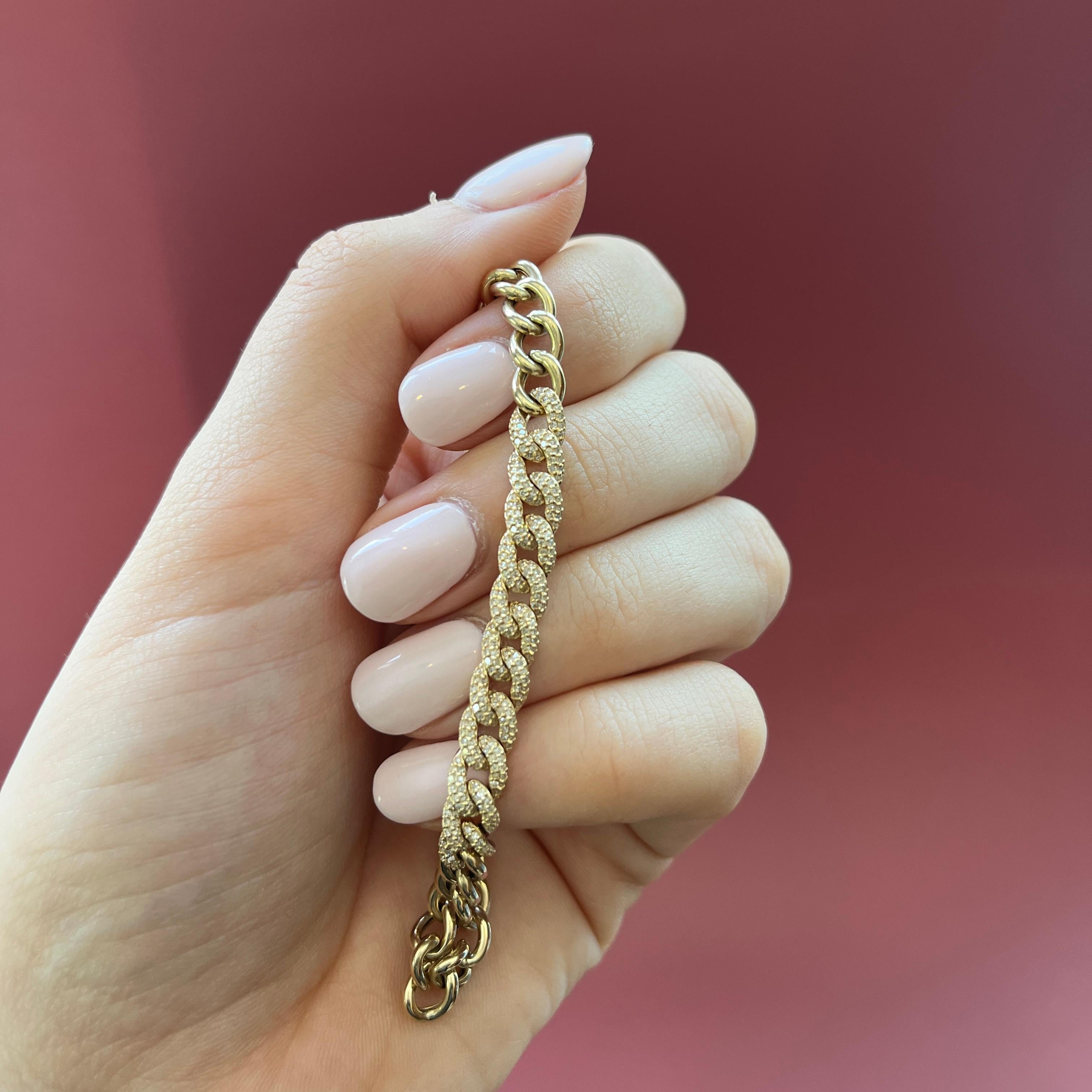This exquisite bracelet is your new everyday accessory. Meticulously crafted from 14K solid gold, it's perfect for any occasion. Rock this chic bracelet alone, or layer it with other pieces for an even more stunning look.

14K Gold
Round Brilliant