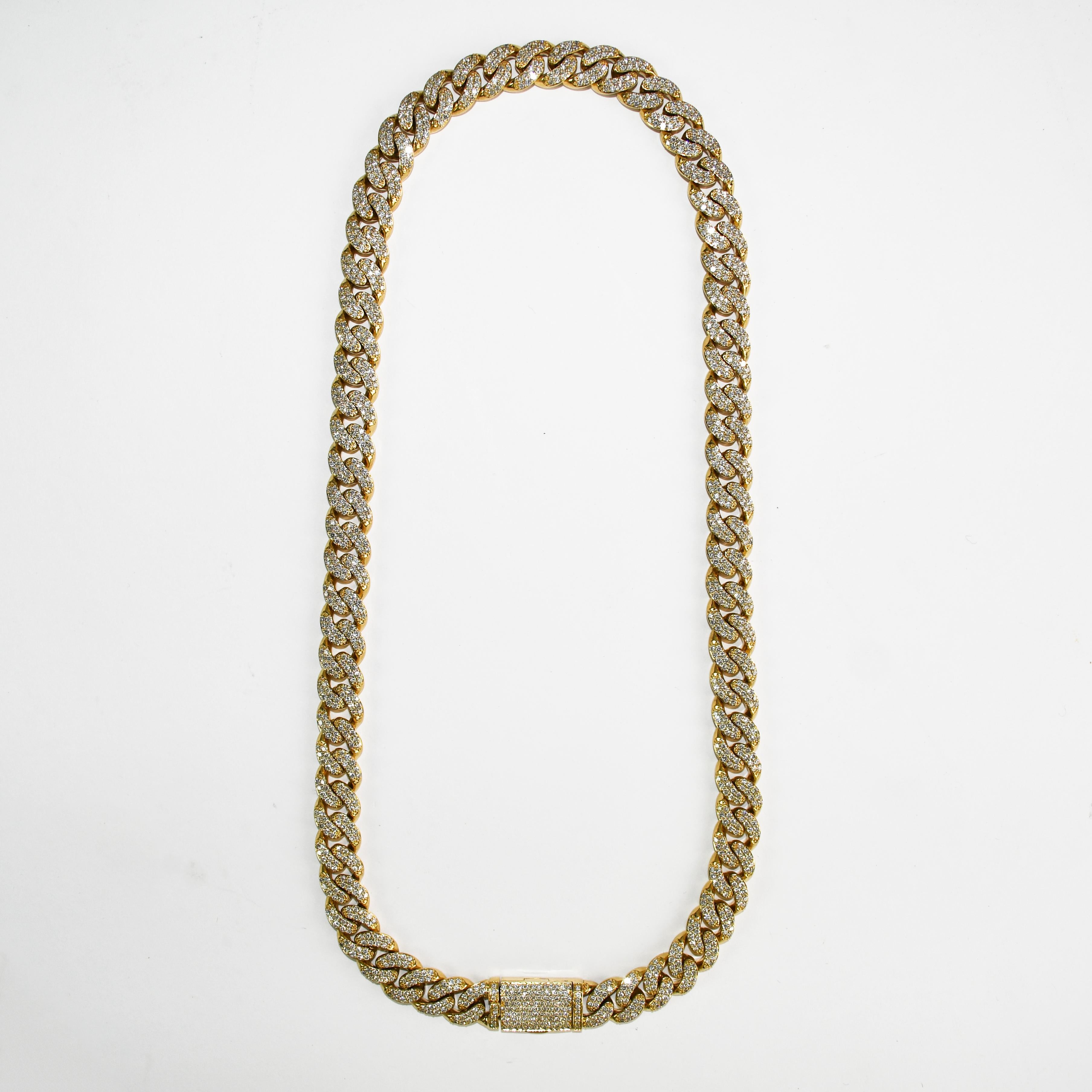 Collier sur mesure en or jaune 14k et diamants.
Estampillé 14k, il pèse 163 grammes en poids brut, 158 grammes en poids net de 14k.
Style du lien de trottoir.
Diamants ronds de taille brillant sertis en pavé, 25,00 carats au total, de couleur h, i,