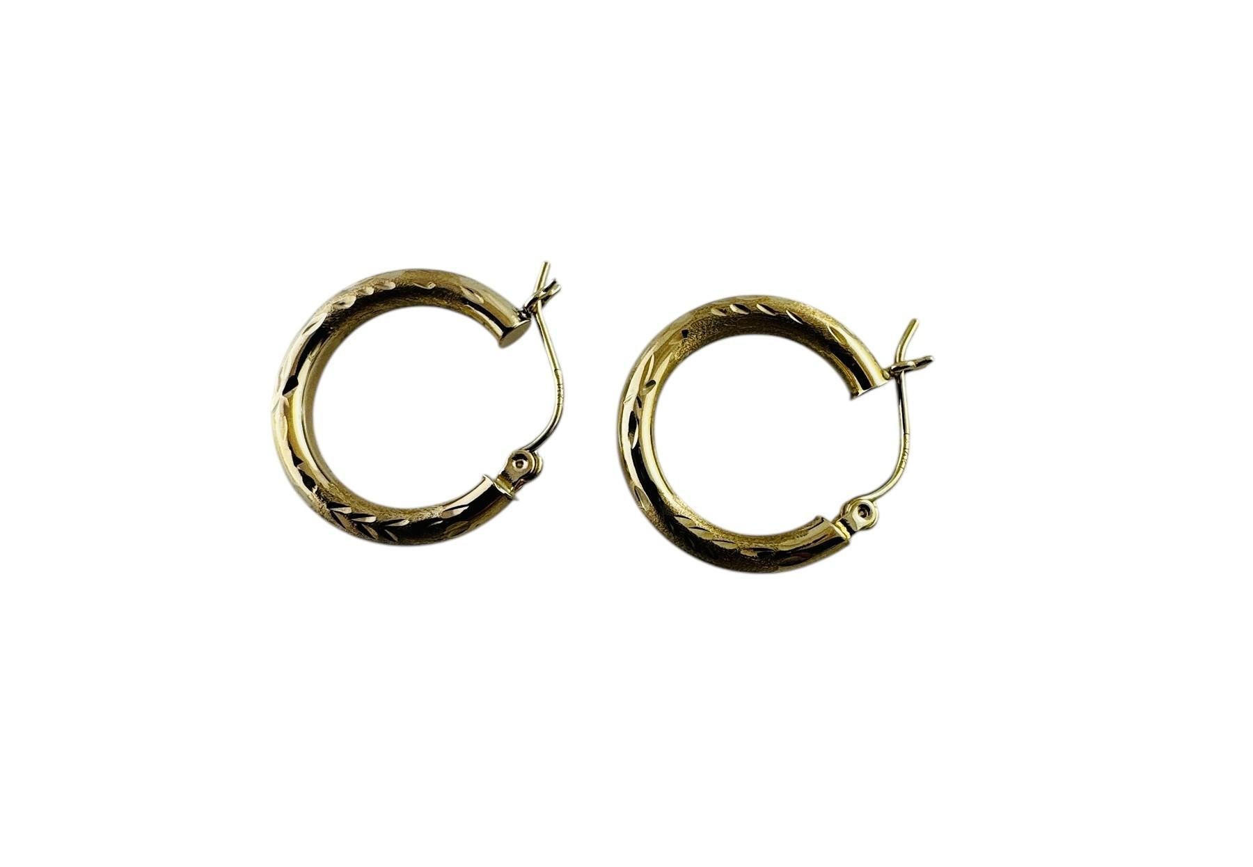 14K Yellow Gold Diamond Cut Circular Hoop Earrings

These sparkling hoop earrings are set in 14K yellow gold

Stamped 14KT

1.22 g / .78 dwt

Measurements: 19.9 mm in length, 18.98 mm wide, 3.08 mm thick

Very good preowned condition.

Will be