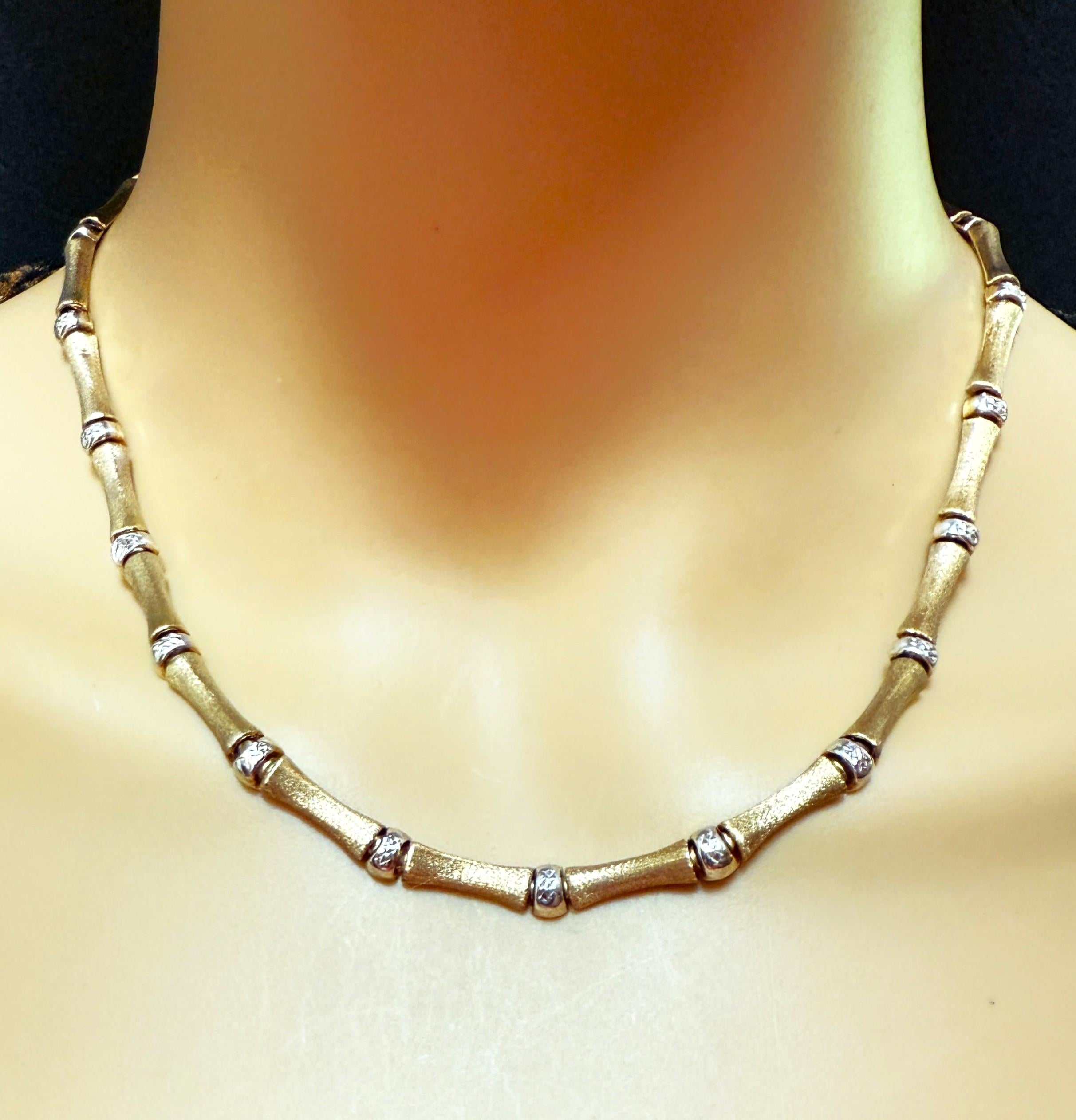 J'adore ce collier, surtout en raison des connecteurs de boules en sterling qui sont taillés en diamant et qui donnent l'impression que le collier est orné de diamants.  Il brille et scintille.  C'est juste un superbe design, en plus d'être un