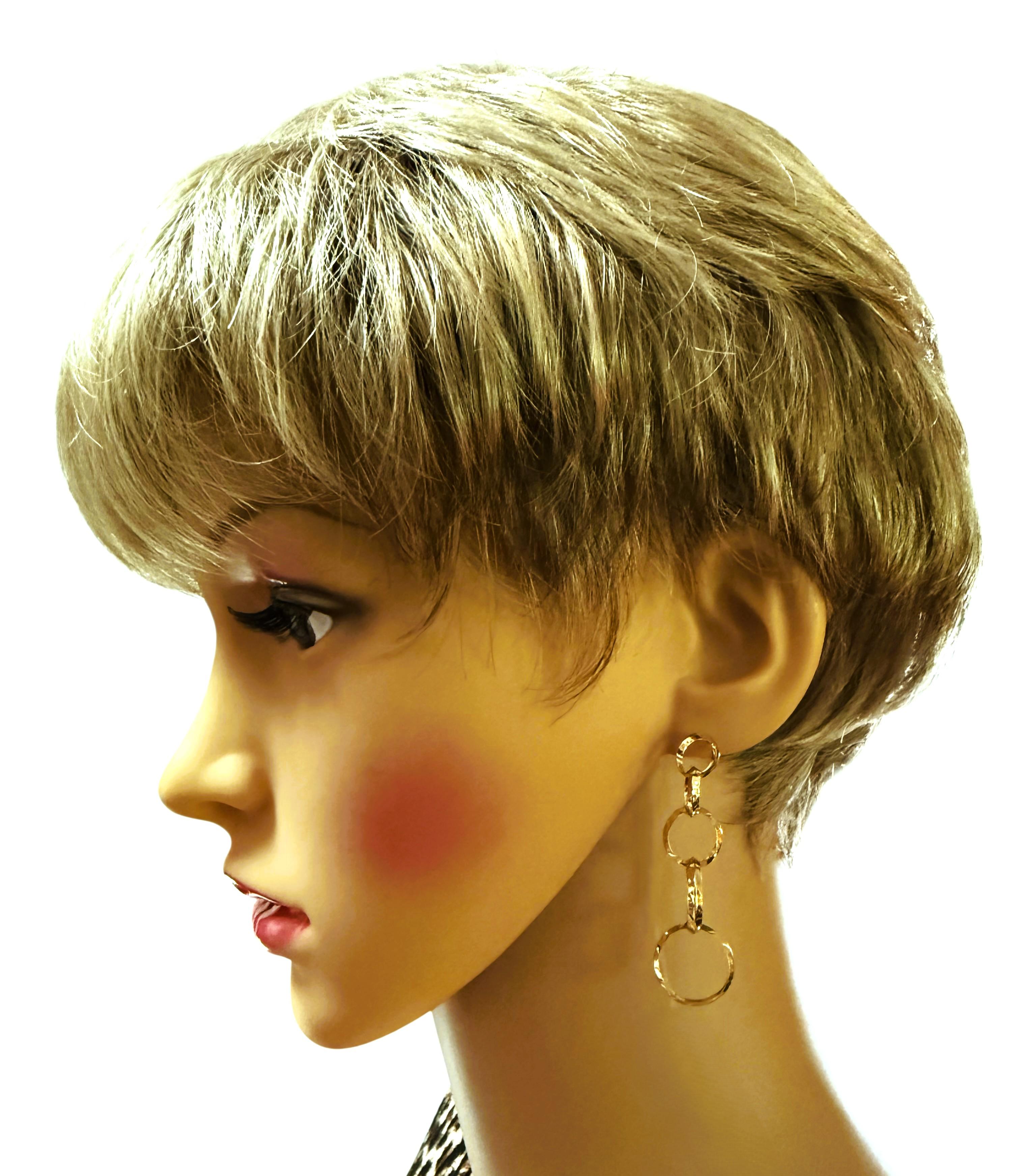 Ces boucles d'oreilles sont tout simplement magnifiques.  J'adore le design.  Ils sont d'occasion mais en excellent état.  Ils ont été très bien soignés.  Les boucles d'oreilles sont des boucles d'oreilles postales et comportent 5 cercles gradués