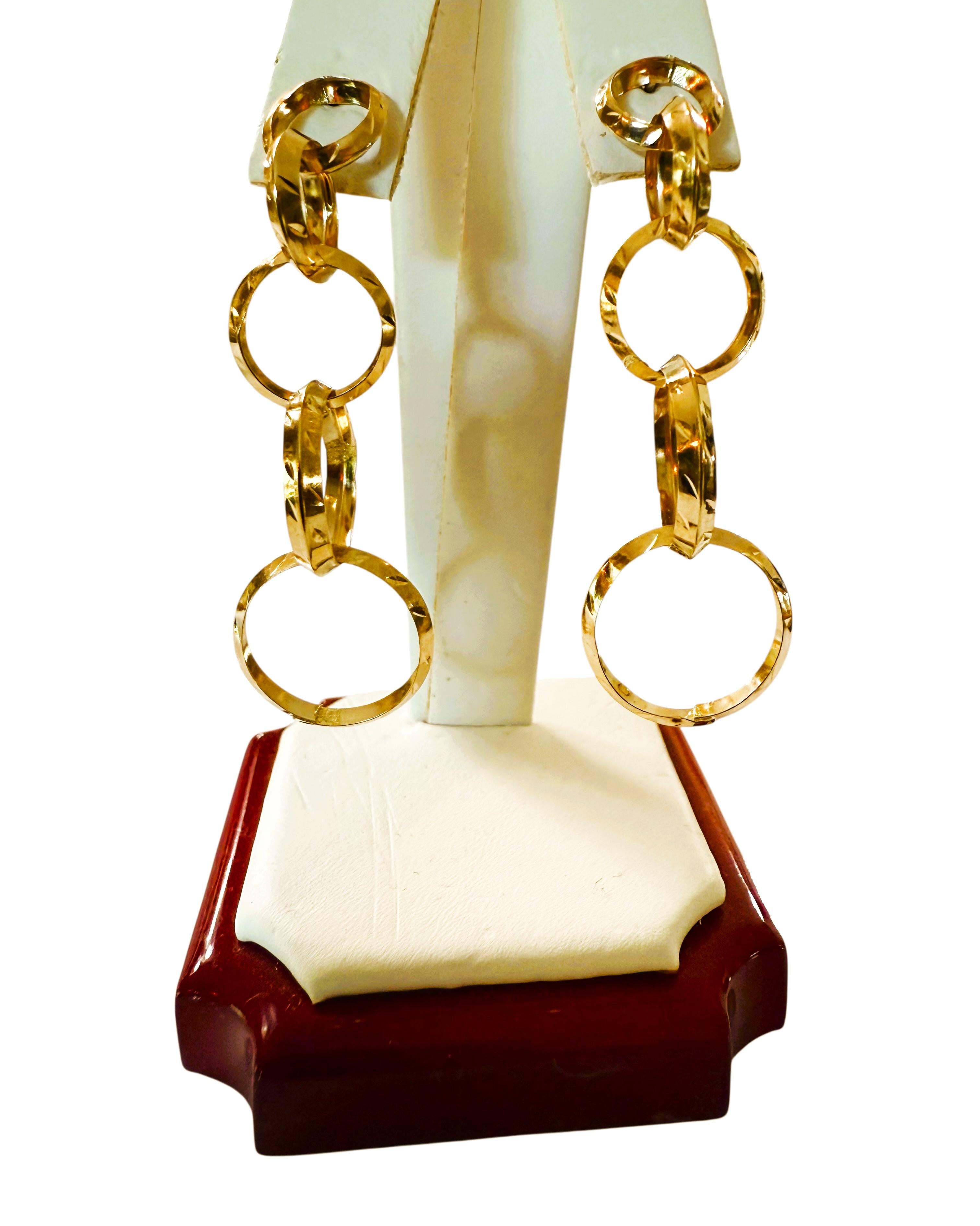 Boucles d'oreilles pendantes en or jaune 14K avec diamants, 2 pouces Pour femmes en vente
