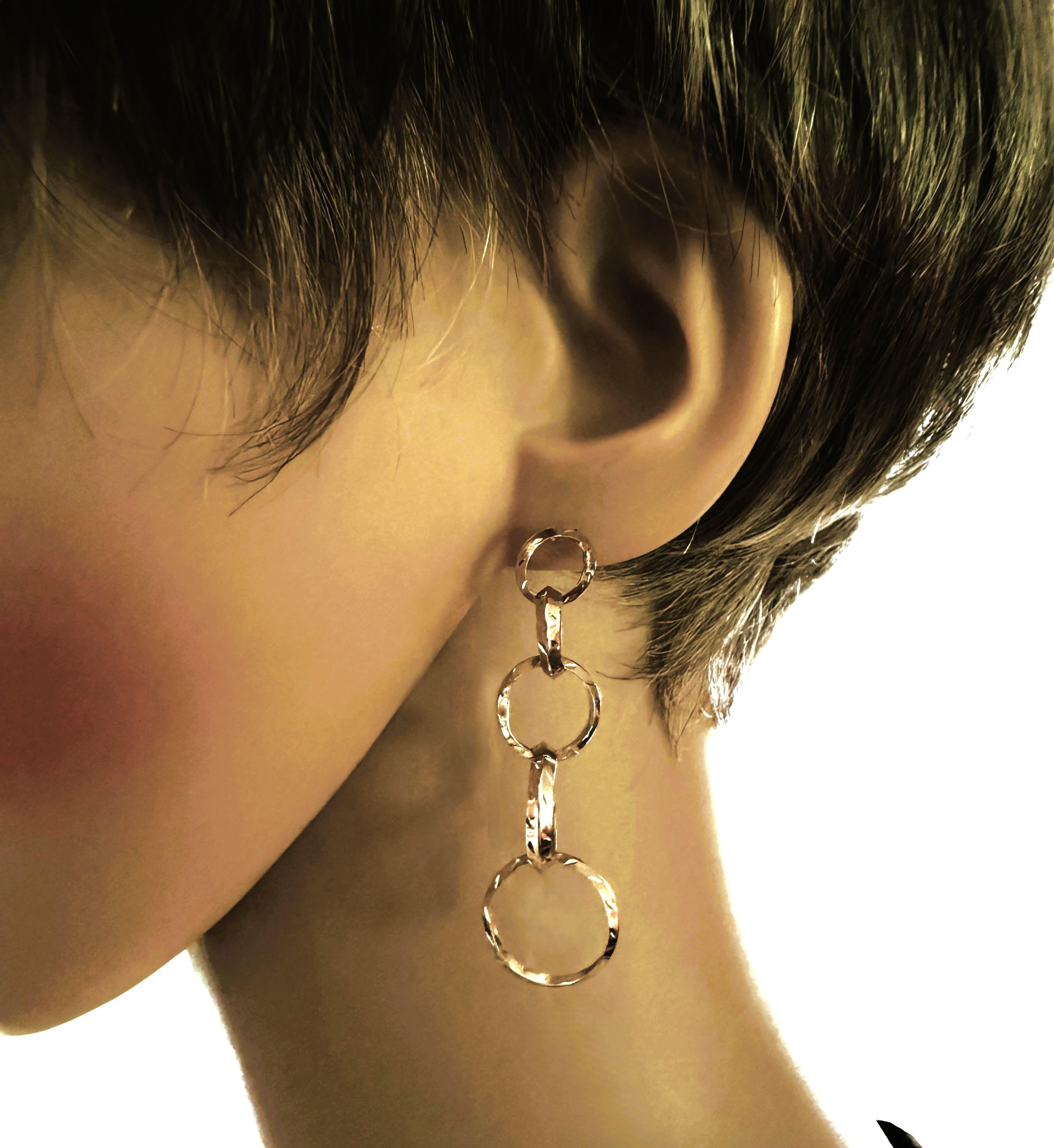 Boucles d'oreilles pendantes en or jaune 14K avec diamants, 2 pouces en vente 2