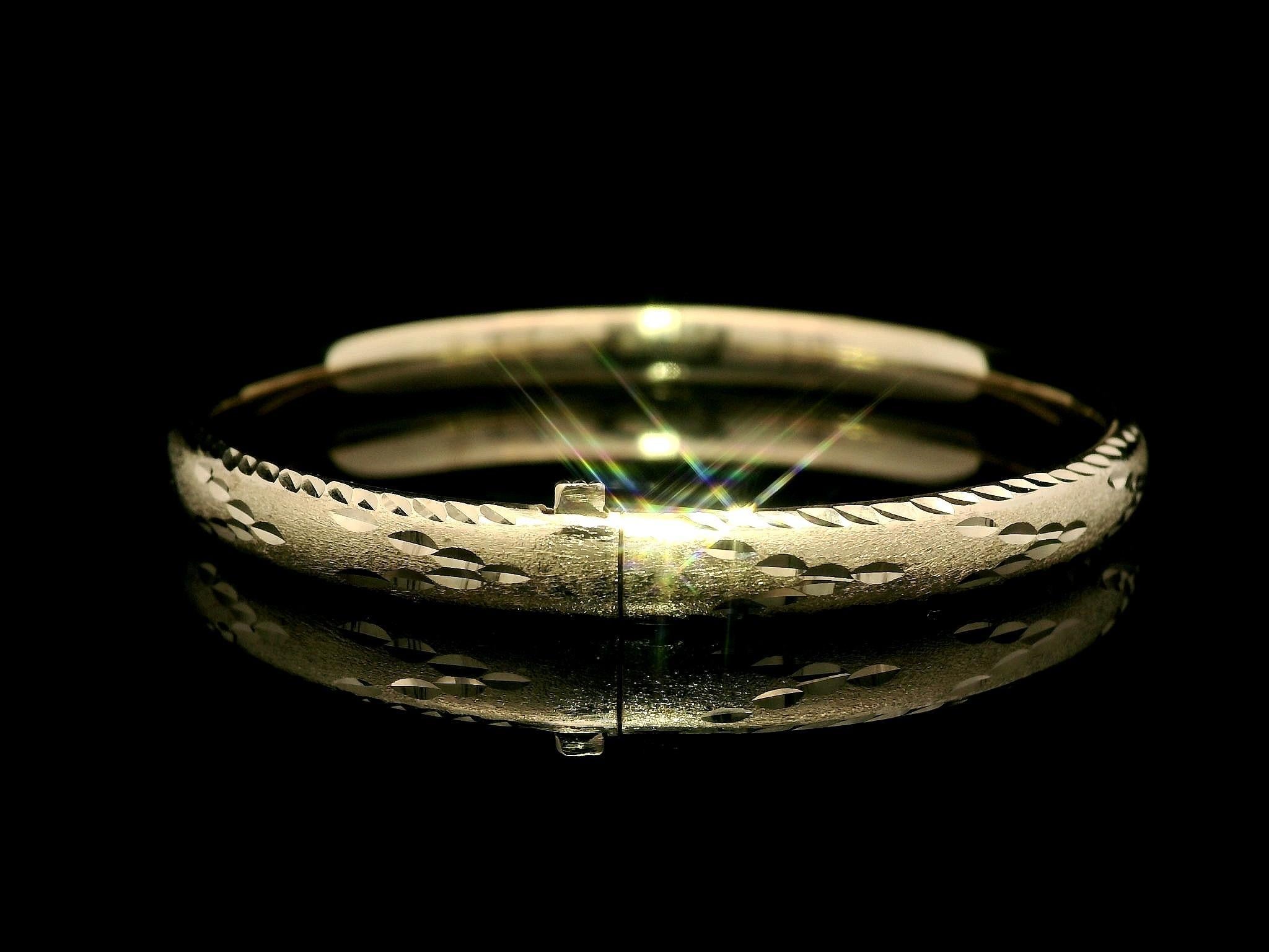 Brazalete de oro amarillo de 14 quilates con corte de diamante y bisagra abierta para bebé, niño y niño en Excelente estado para la venta en Montclair, NJ