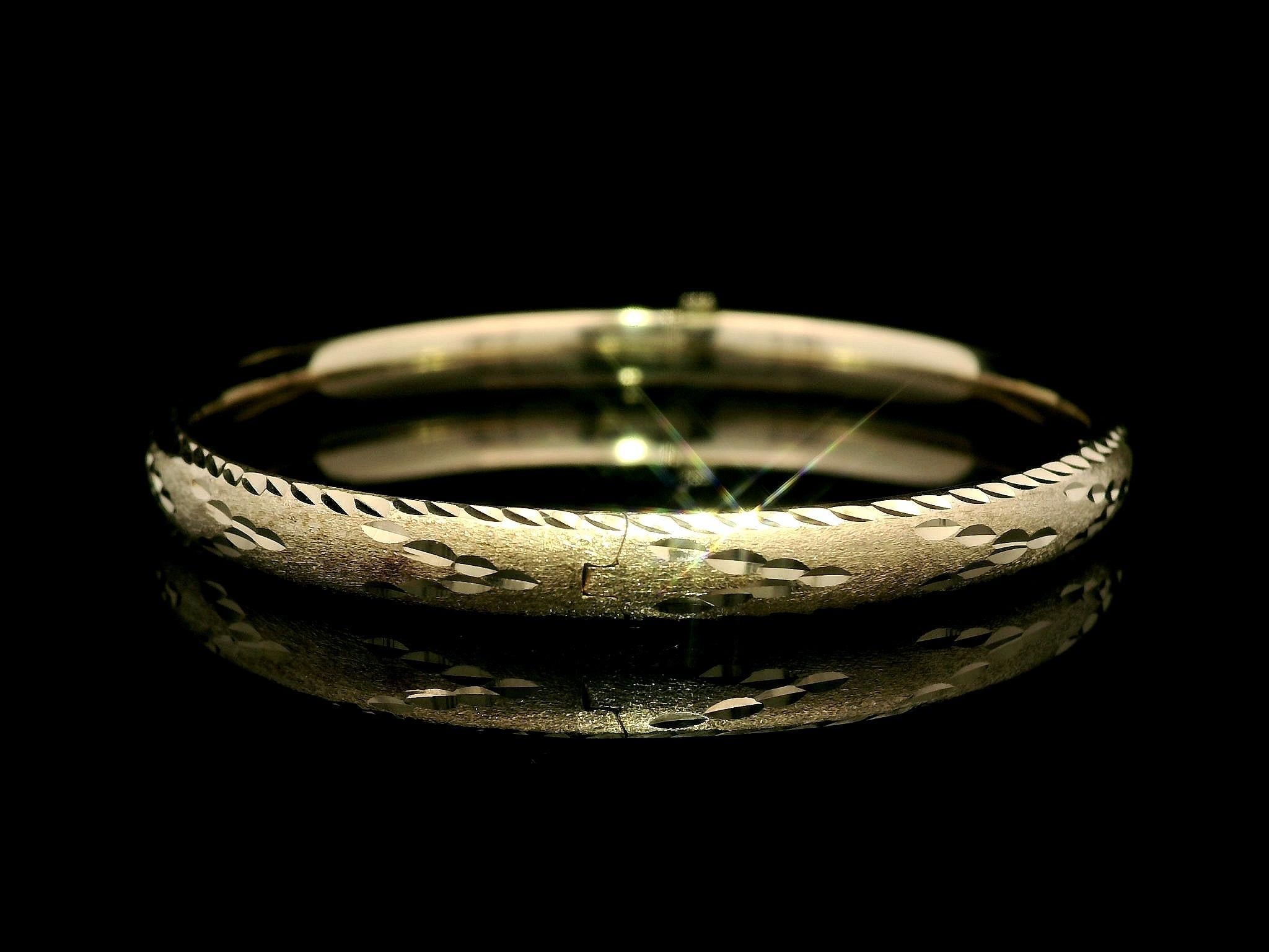 De las mujeres Brazalete de oro amarillo de 14 quilates con corte de diamante y bisagra abierta para bebé, niño y niño en venta