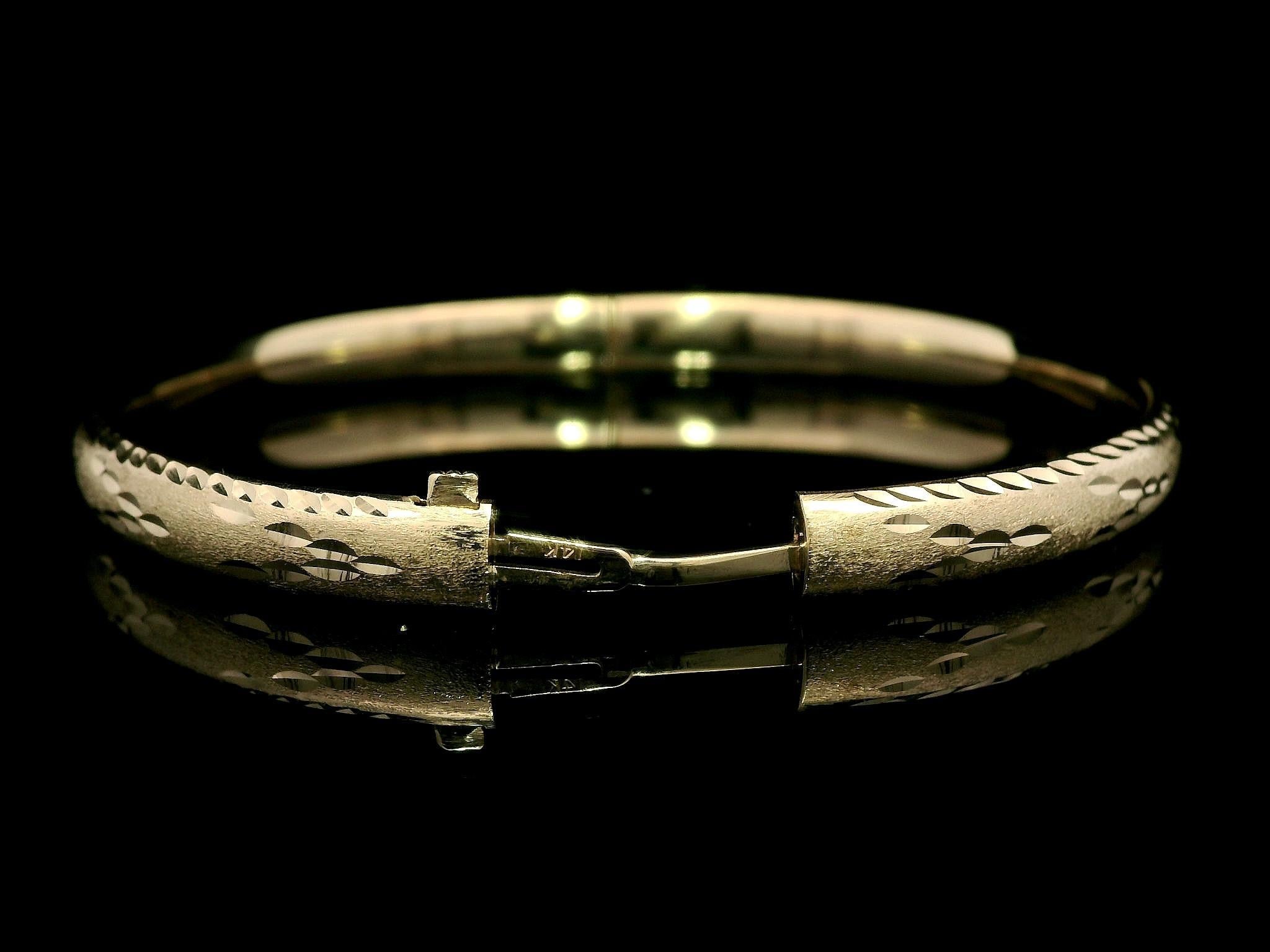 Brazalete de oro amarillo de 14 quilates con corte de diamante y bisagra abierta para bebé, niño y niño en venta 1