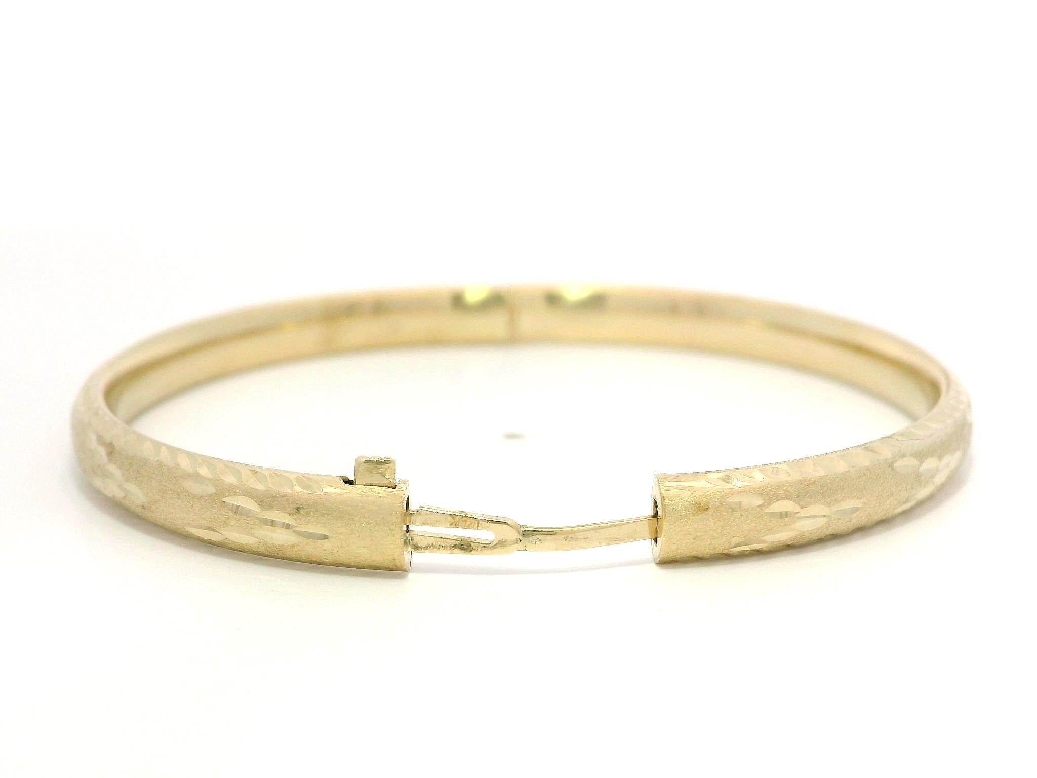 Brazalete de oro amarillo de 14 quilates con corte de diamante y bisagra abierta para bebé, niño y niño en venta 2
