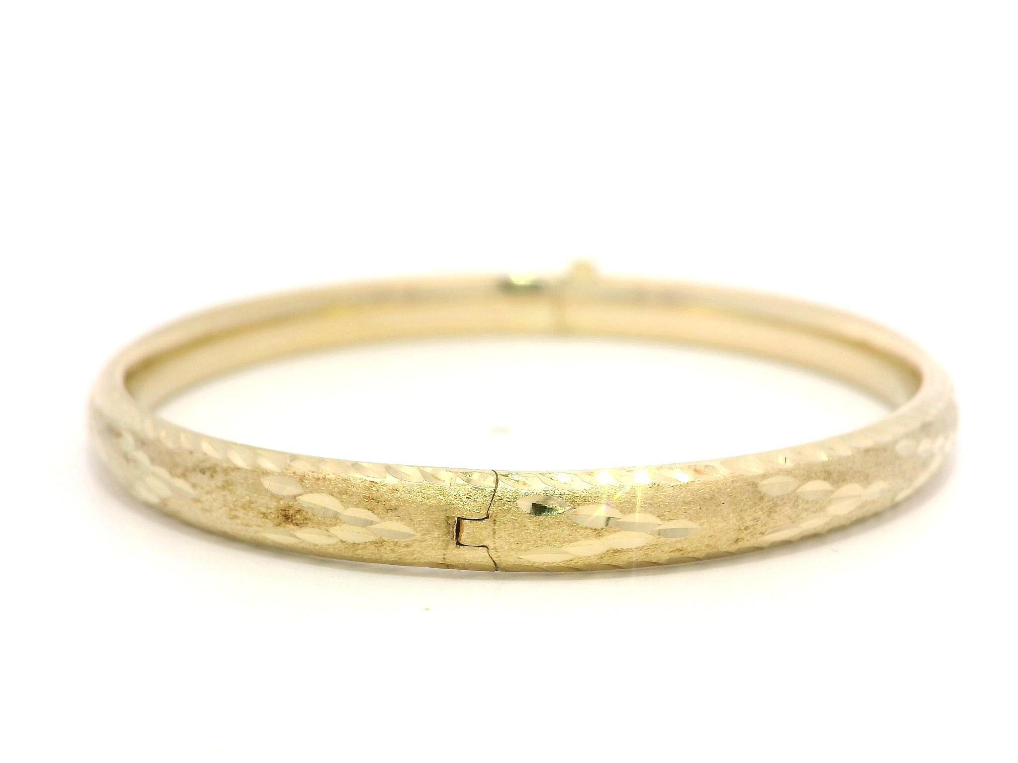 Brazalete de oro amarillo de 14 quilates con corte de diamante y bisagra abierta para bebé, niño y niño en venta 3