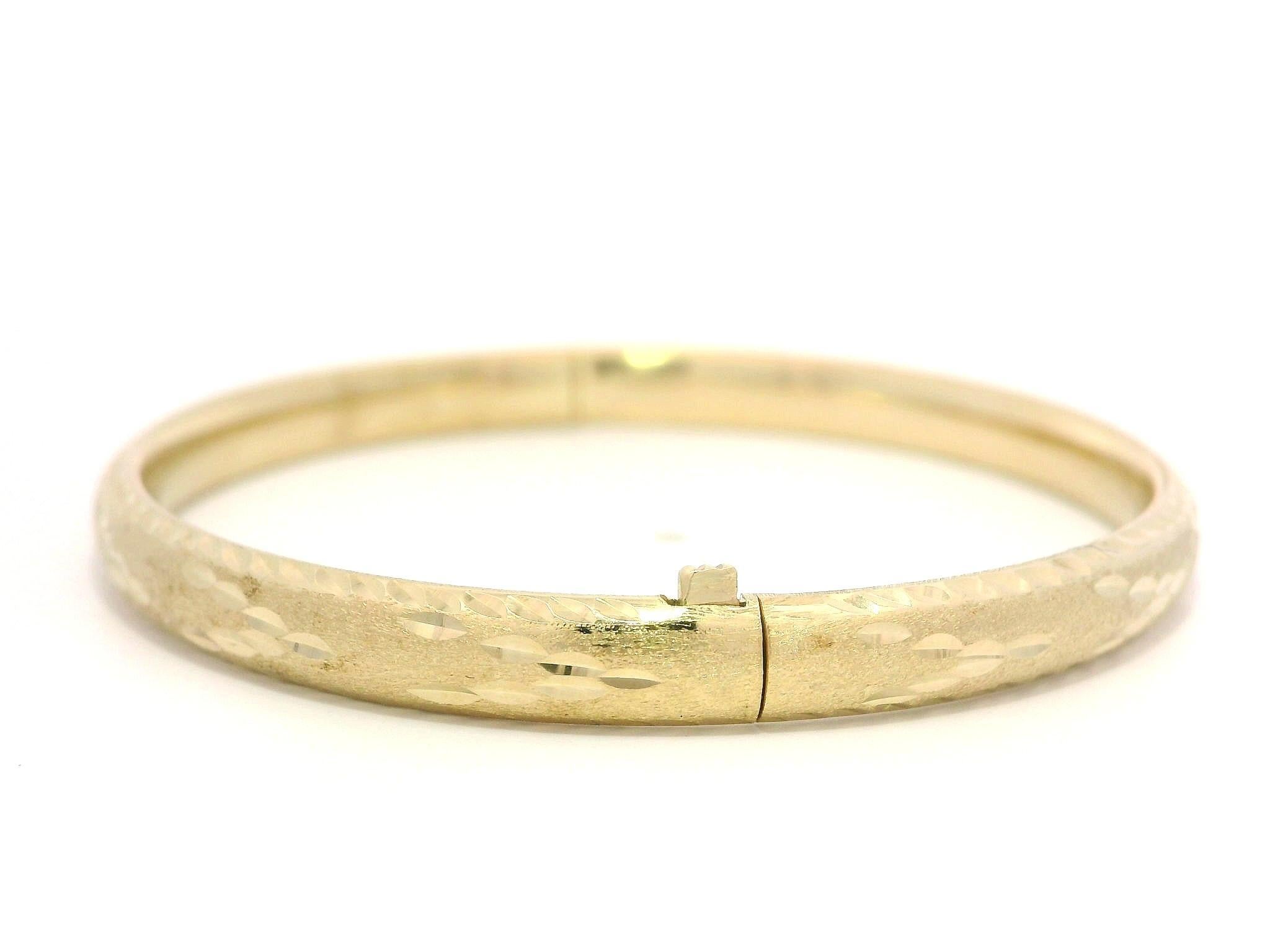Brazalete de oro amarillo de 14 quilates con corte de diamante y bisagra abierta para bebé, niño y niño en venta 4