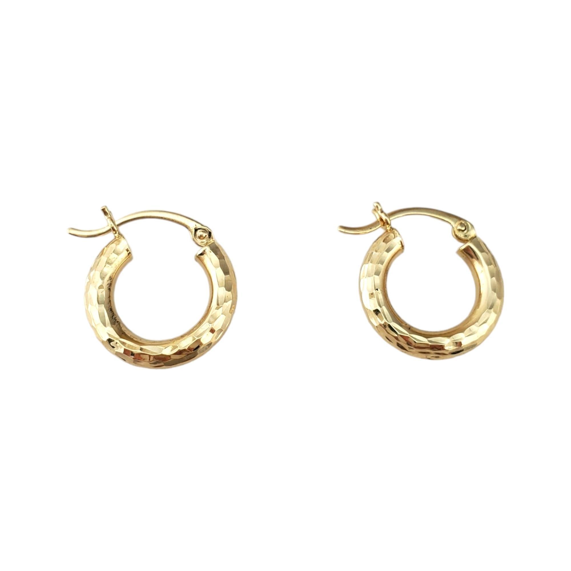 Boucles d'oreilles en or jaune 14K avec diamants

Créoles en or jaune 14 carats au design soigné.

Poinçon : Ma 14K

Poids : 1+2 g/ 0.8 dwt.

Épaisseur : 3 mm

Diamètre : 15,7 mm

Très bon état, polissage professionnel.

Il sera emballé dans une