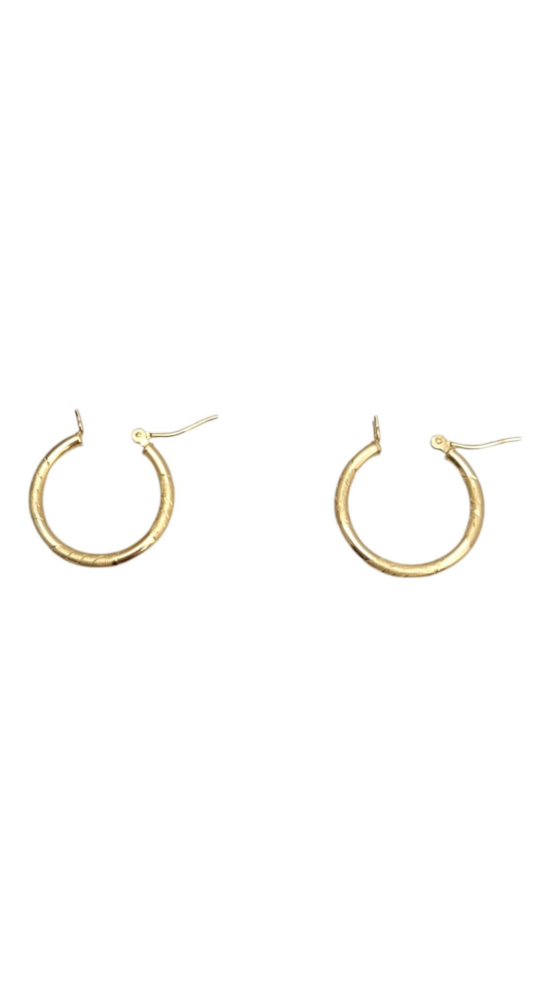 14K Yellow Gold Diamond Cut Hoop Earrings #21648 In condizioni buone in vendita a Washington Depot, CT