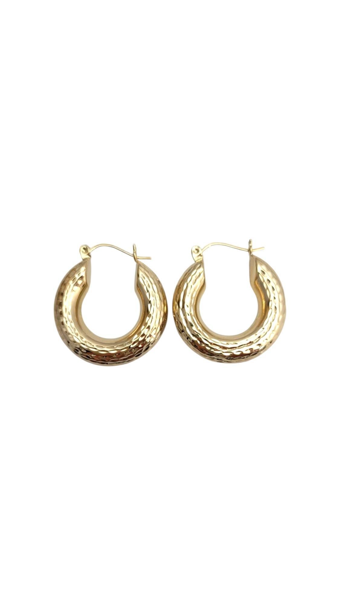 14K Gelbgold Diamantschliff-Ohrringe 

Diese Ohrringe aus 14-karätigem Gelbgold strahlen mit ihrer glatten Oberfläche zeitlose Eleganz aus. Sie haben die perfekte Größe für den Alltag, sind vielseitig und stilvoll und ergänzen mühelos jedes Outfit,