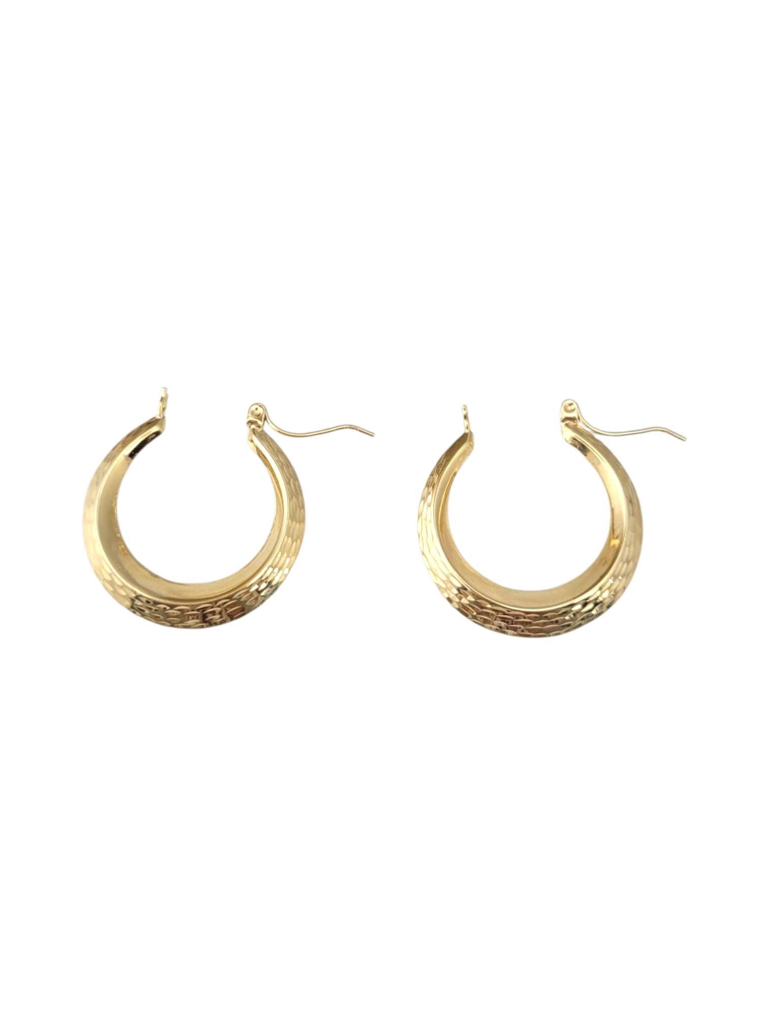 14K Yellow Gold Diamond Cut Hoop Earrings #21728 In Good Condition For Sale In Washington Depot, CT