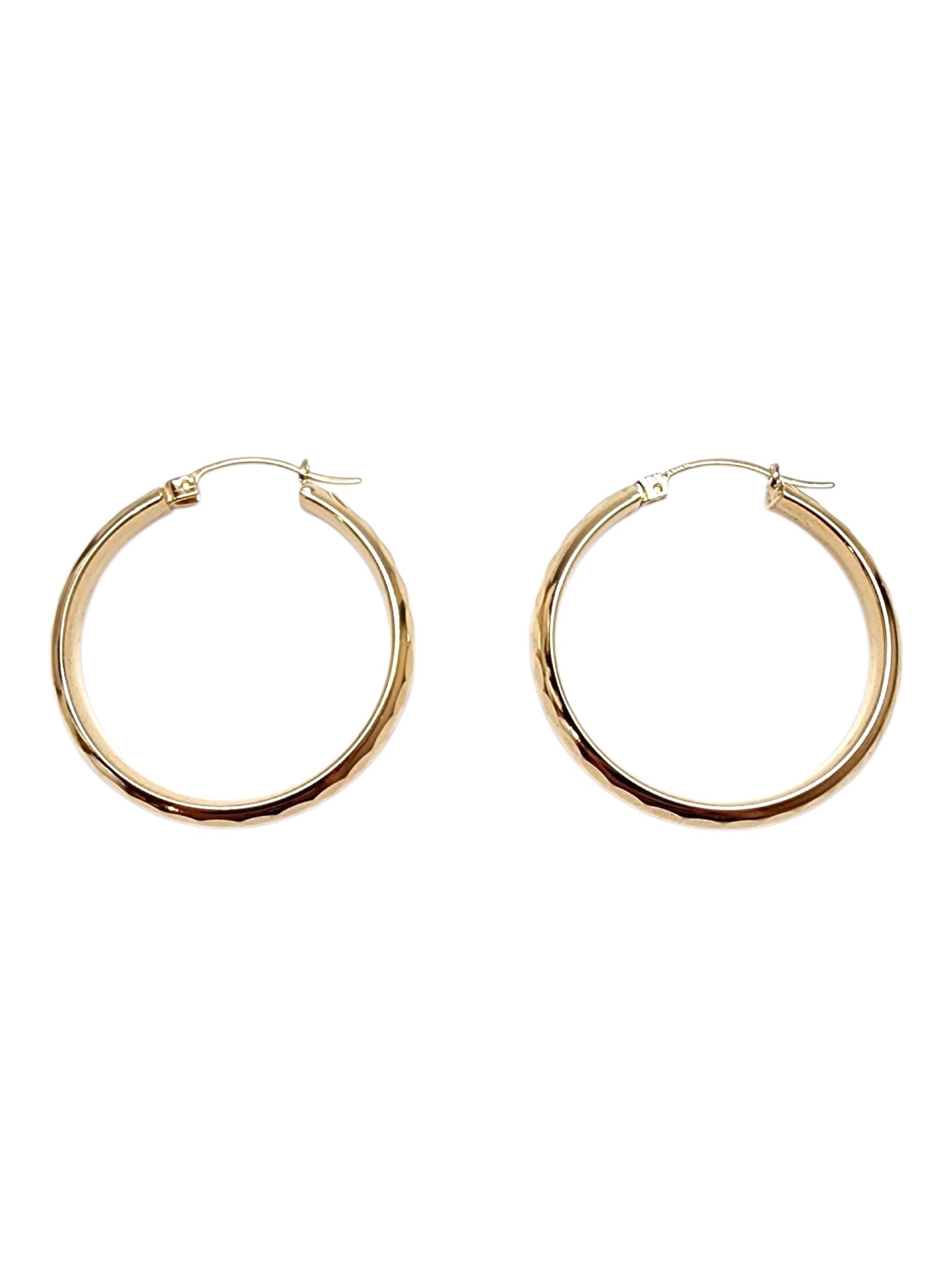 Pendientes de aro de oro amarillo de 14 quilates con corte de diamante

¡Brilla con estos aros que centellean desde todos los ángulos! Estos aros presentan una brillante talla de diamante diseñada en oro amarillo de 14 quilates.

Sello: AAJ