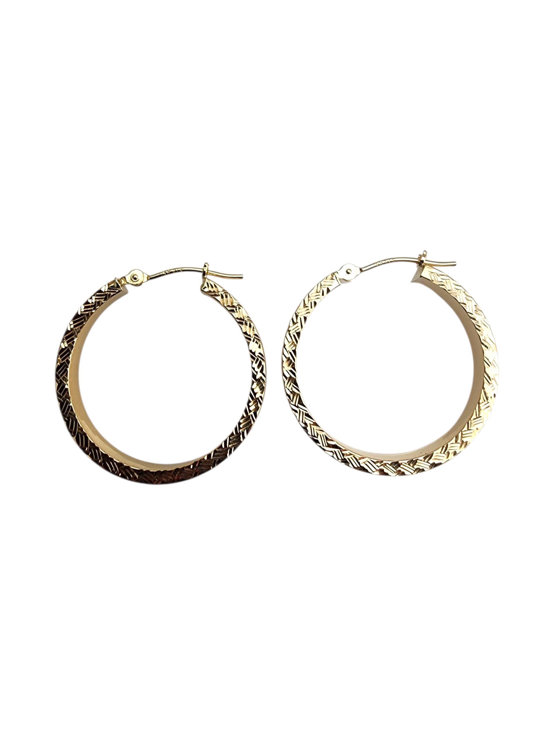 Boucles d'oreilles en or jaune 14K avec diamant -

Ces anneaux en or jaune 14 carats taillés en diamant brillent de facettes complexes, ajoutant texture et éclat à un modèle d'anneau intemporel.

Poids : 1+2=8].

Taille : 25,3 mm X 3,5 mm X 1,9