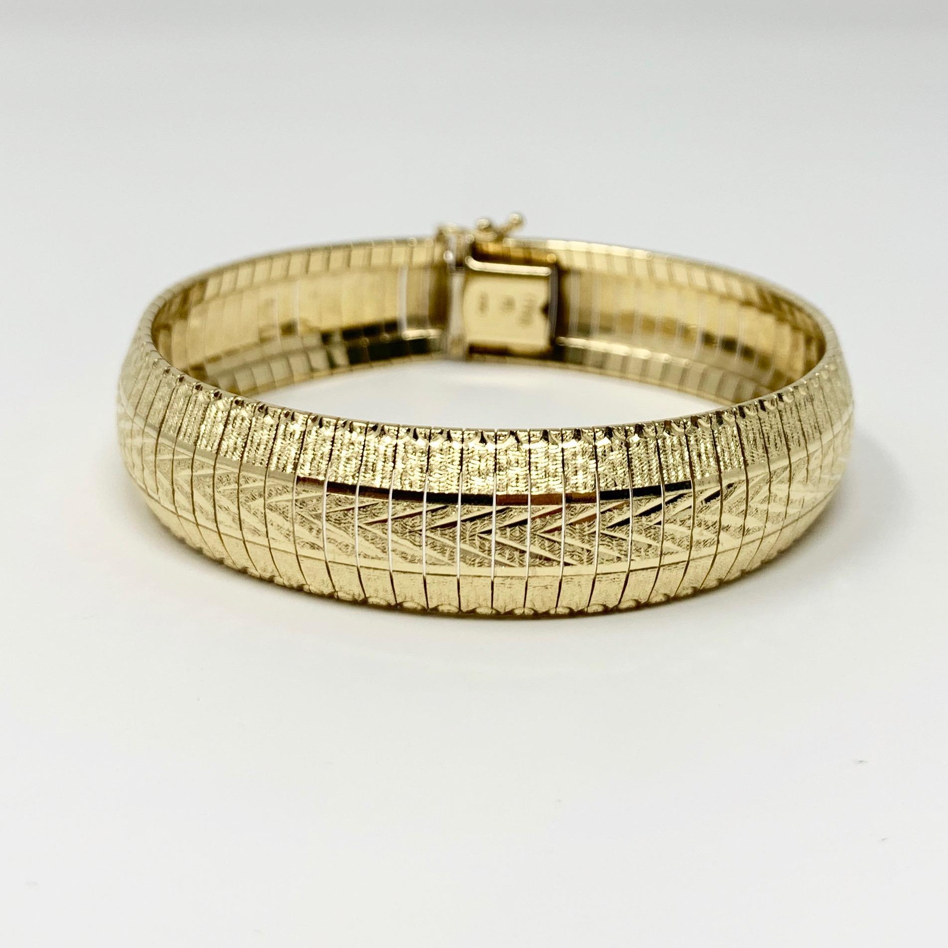 14 Karat Yellow Gold Diamond Cut Omega Link Bracelet In Good Condition In Guilford, CT