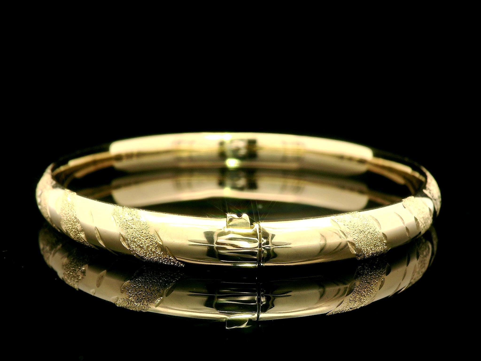 Bracciale aperto a cerniera in oro giallo 14k con taglio di diamante lucido da 6,2 mm in vendita 6