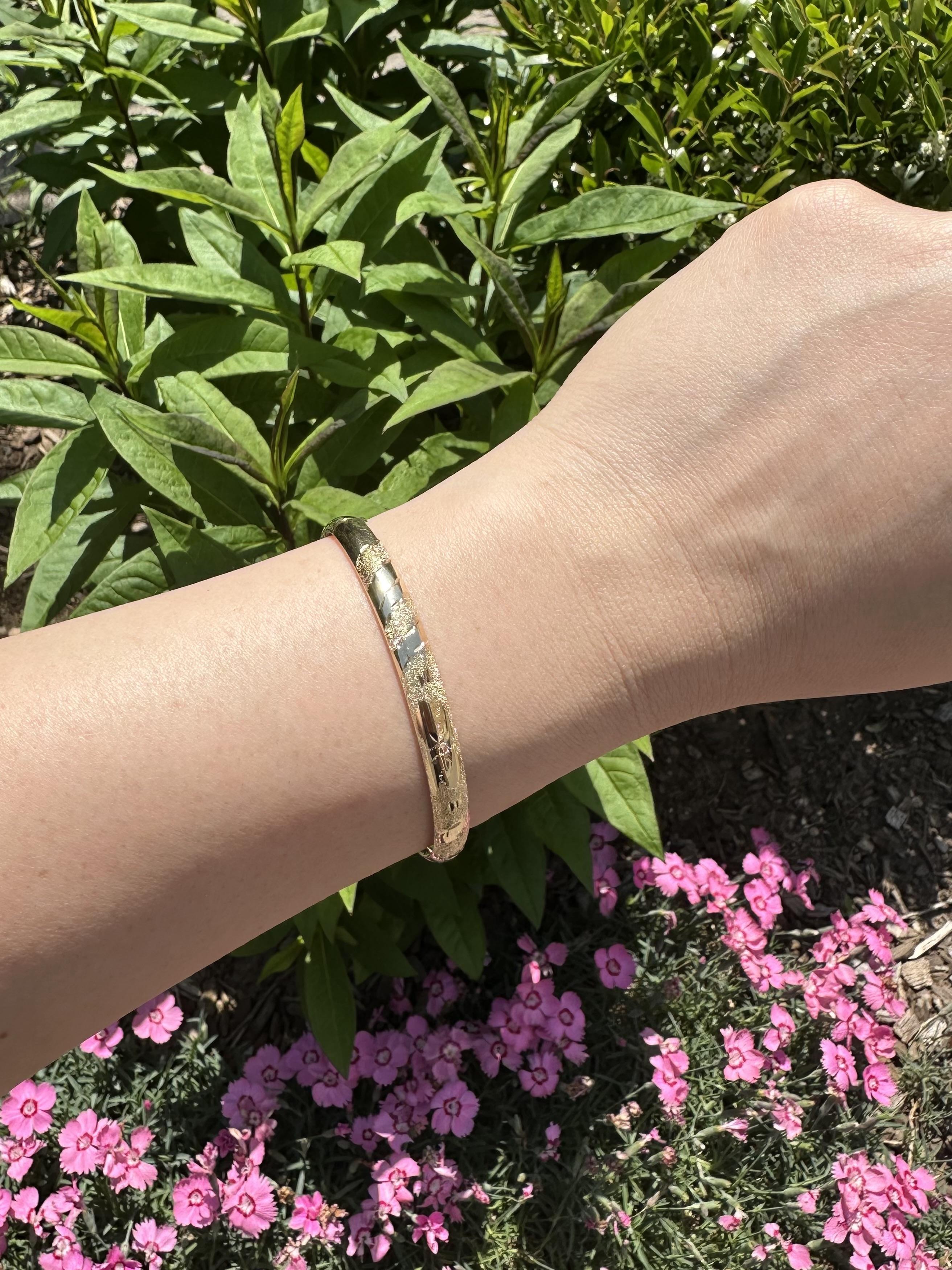 Bracciale aperto a cerniera in oro giallo 14k con taglio di diamante lucido da 6,2 mm in vendita 7