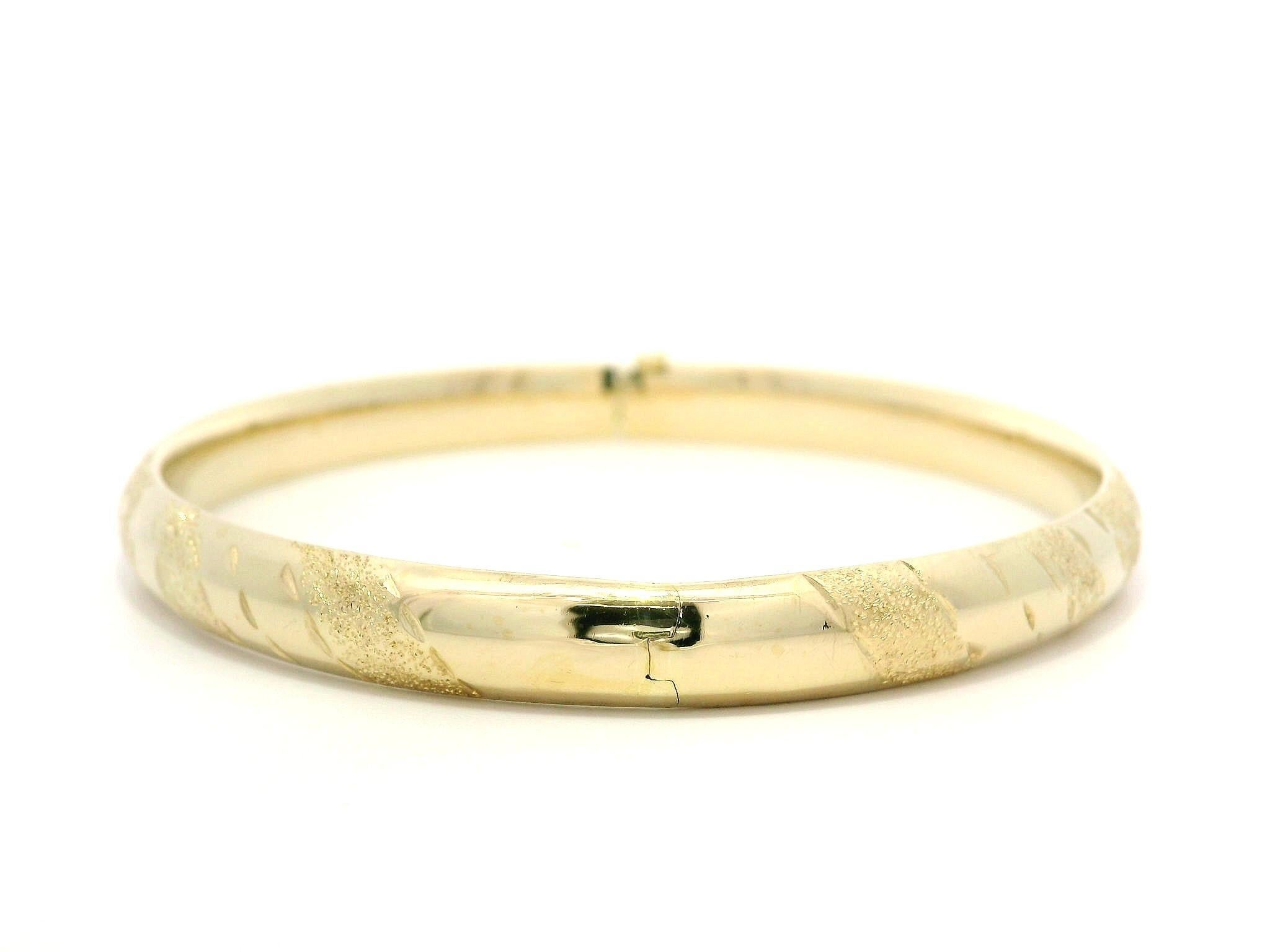 Materiale: Giallo massiccio 14k - Design cavo
Peso: 7.40 grammi
Tipo: Bracciale Bangle con cerniera
Lunghezza: Si adatta comodamente a un polso di 7 pollici. (misurato sul polso)
Chiusura: Chiusura a pressione
Larghezza: 6,2 mm (0,24