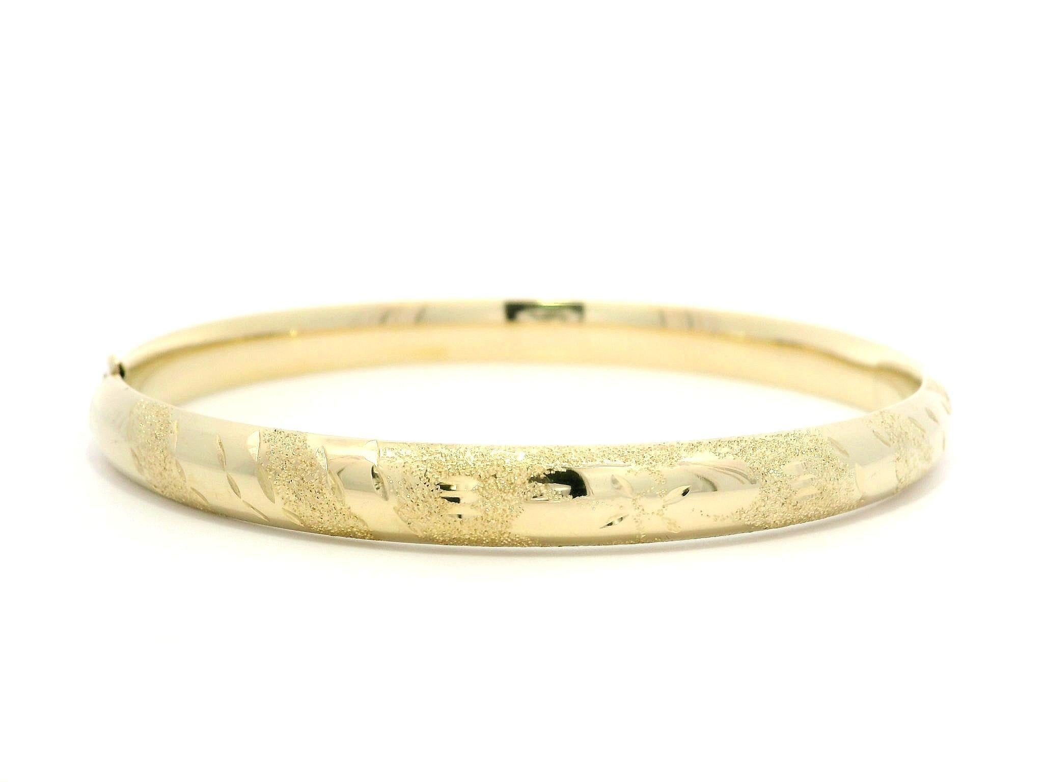 Bracciale aperto a cerniera in oro giallo 14k con taglio di diamante lucido da 6,2 mm In condizioni ottime in vendita a Montclair, NJ