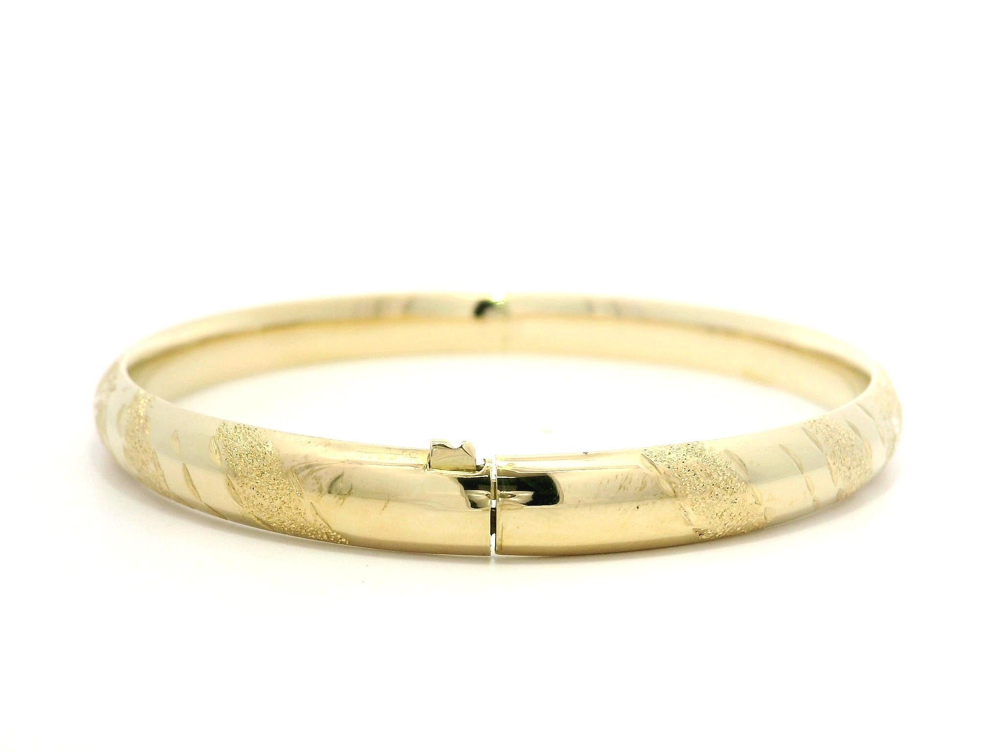 Donna Bracciale aperto a cerniera in oro giallo 14k con taglio di diamante lucido da 6,2 mm in vendita