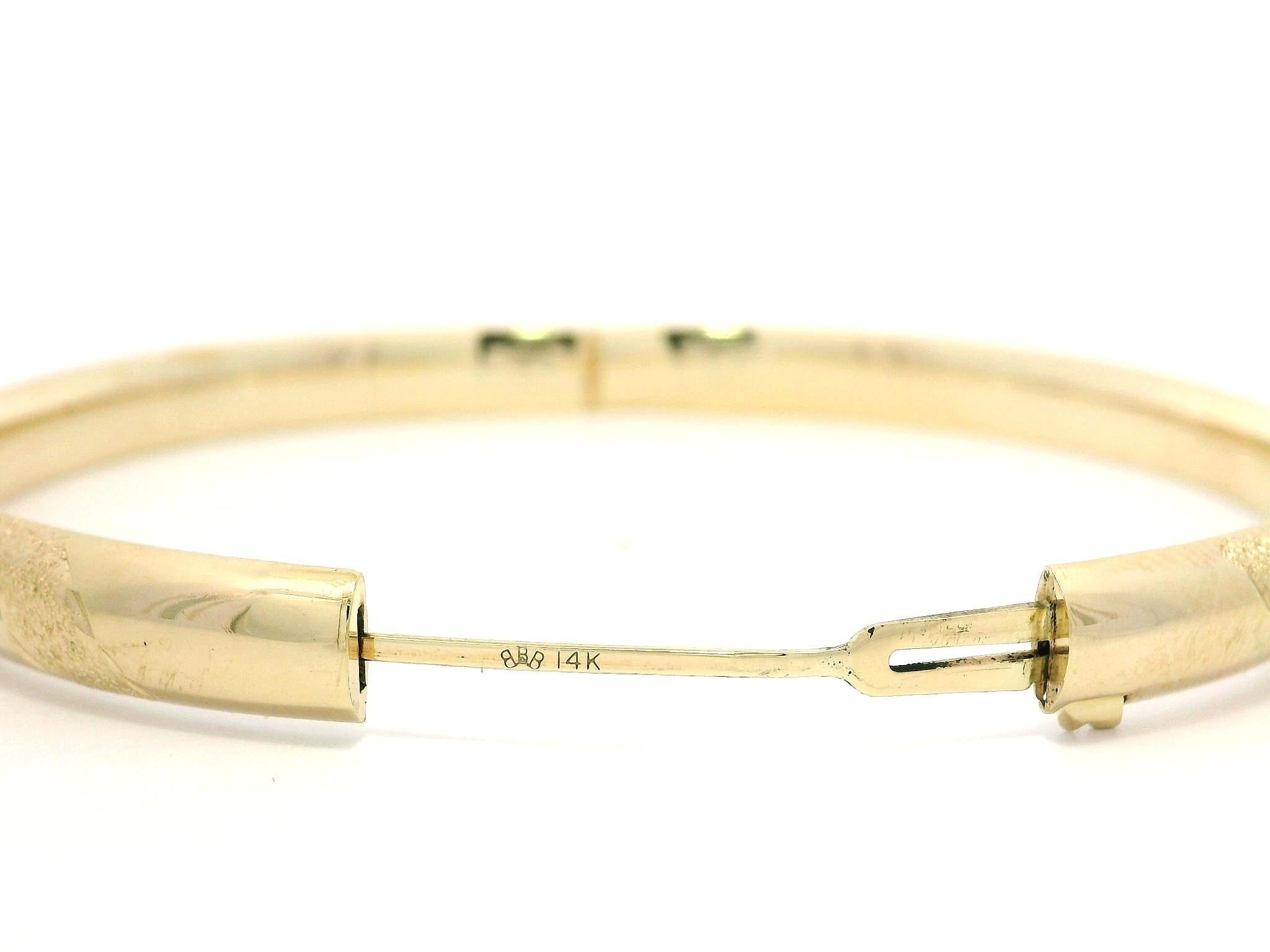 Bracciale aperto a cerniera in oro giallo 14k con taglio di diamante lucido da 6,2 mm in vendita 1