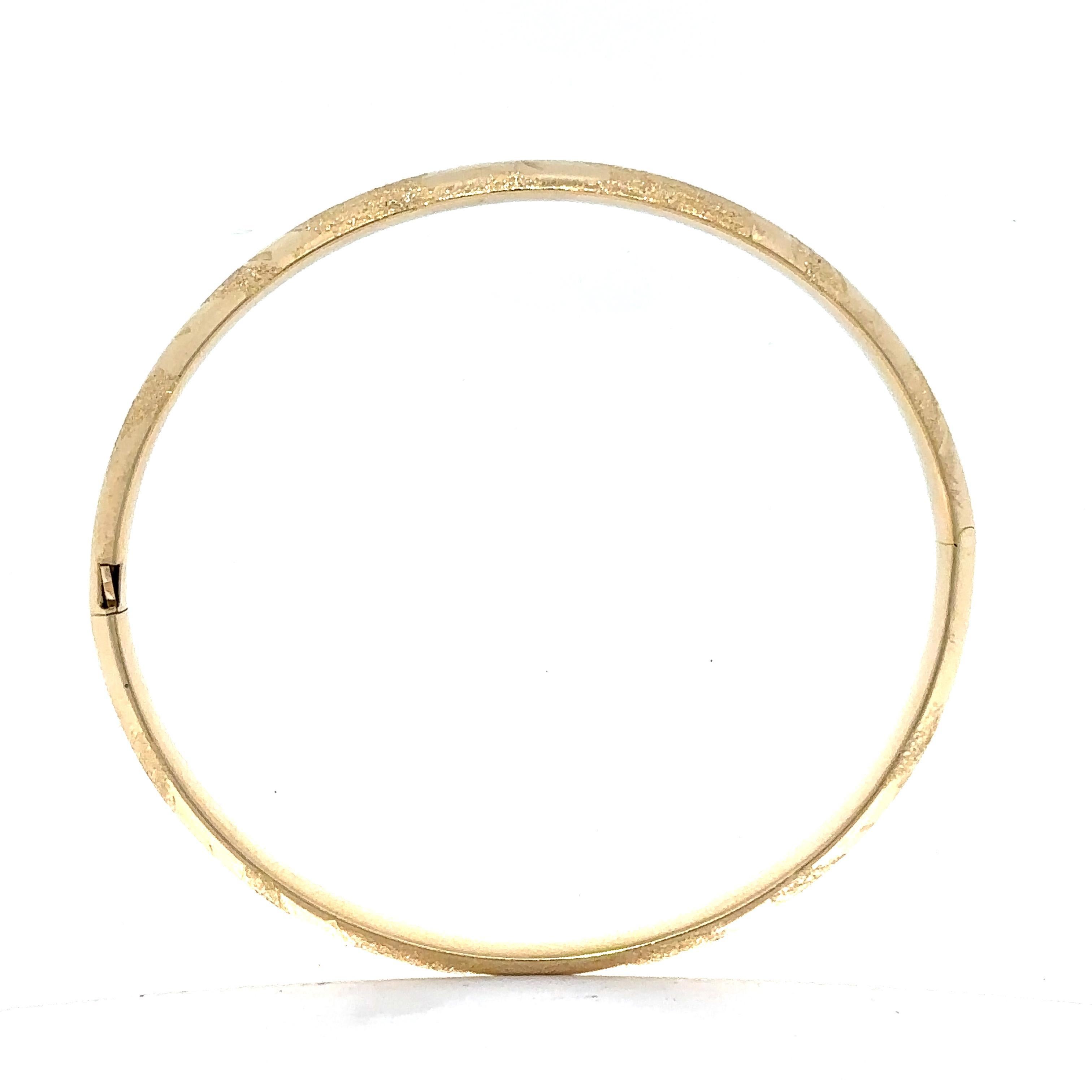 Bracciale aperto a cerniera in oro giallo 14k con taglio di diamante lucido da 6,2 mm in vendita 2