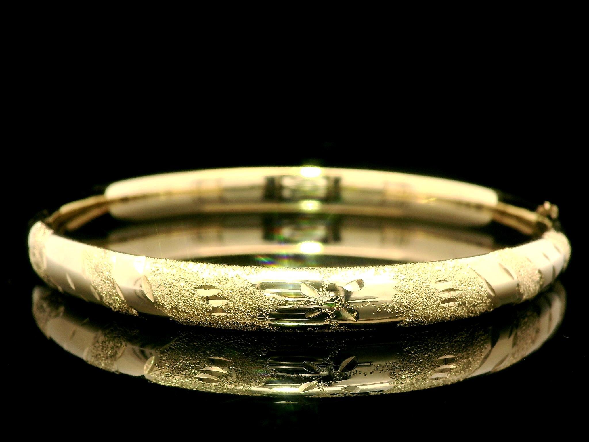 Bracciale aperto a cerniera in oro giallo 14k con taglio di diamante lucido da 6,2 mm in vendita 3