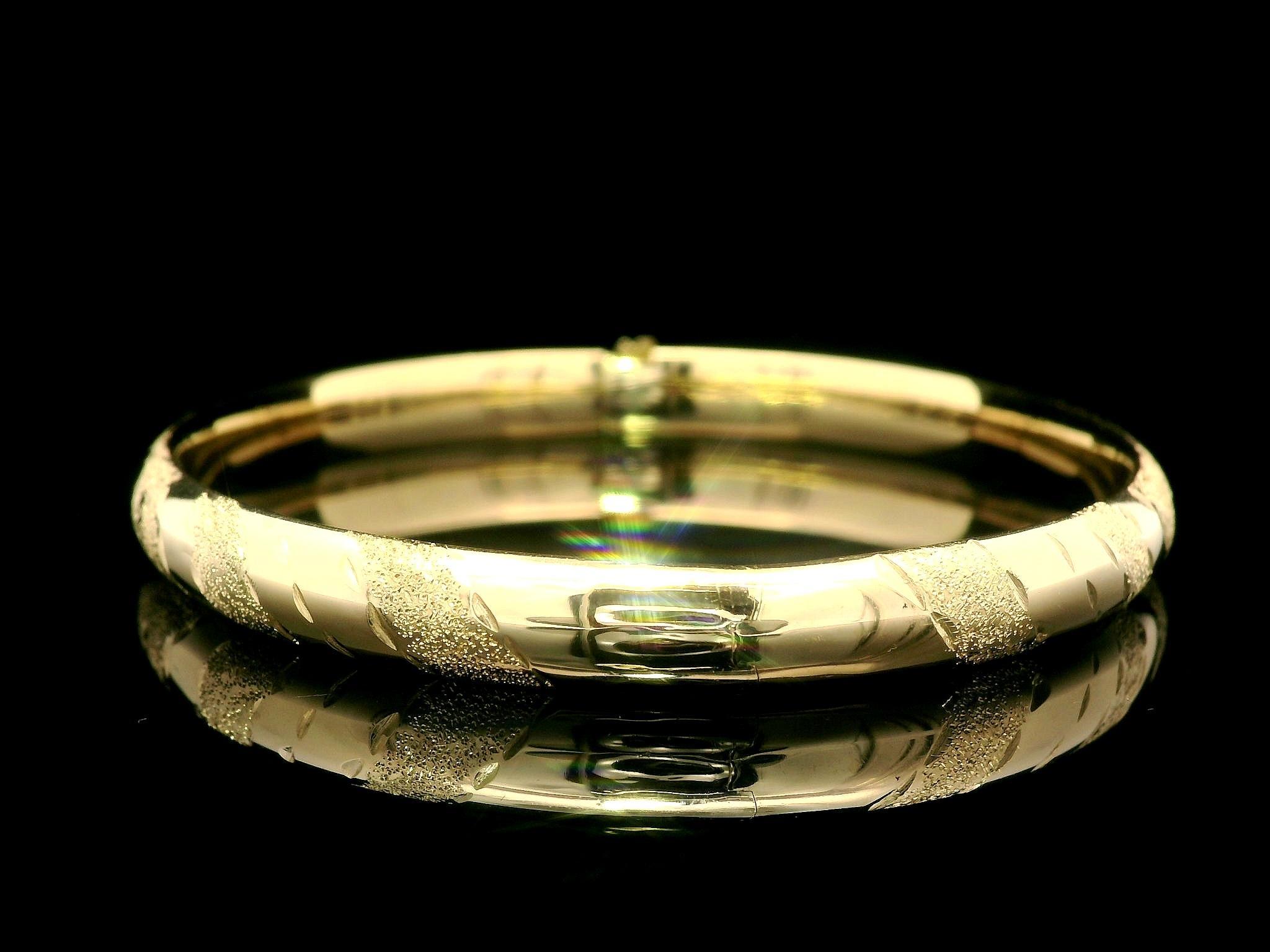 Bracciale aperto a cerniera in oro giallo 14k con taglio di diamante lucido da 6,2 mm in vendita 4