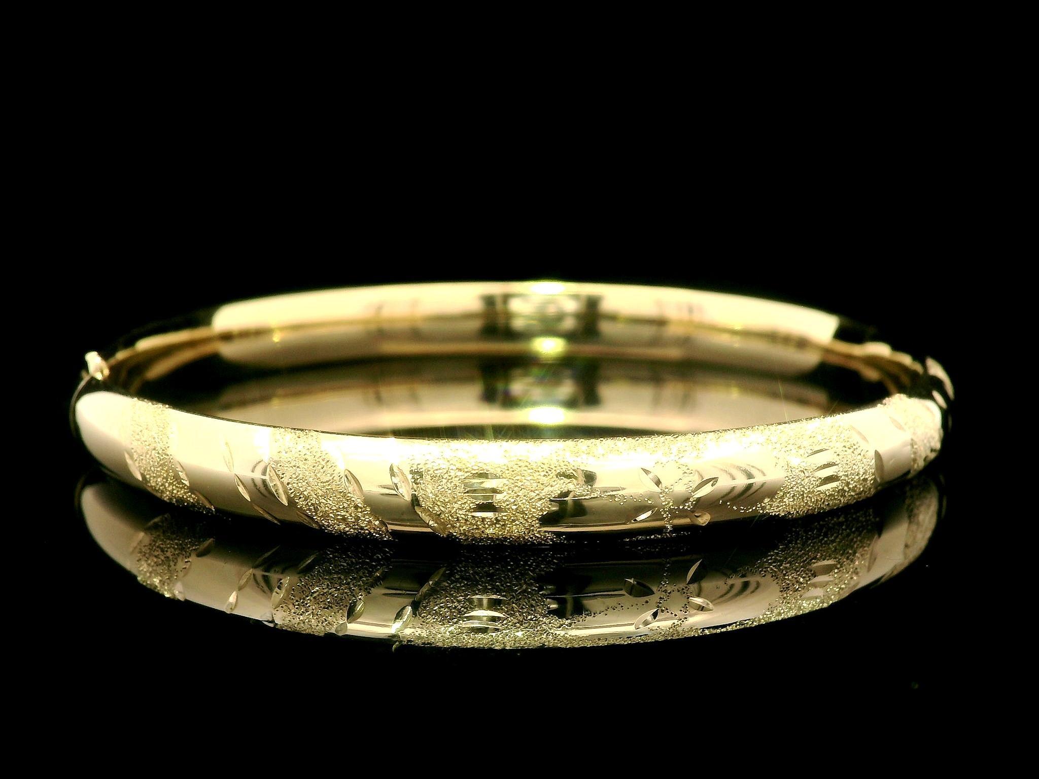Bracciale aperto a cerniera in oro giallo 14k con taglio di diamante lucido da 6,2 mm in vendita 5