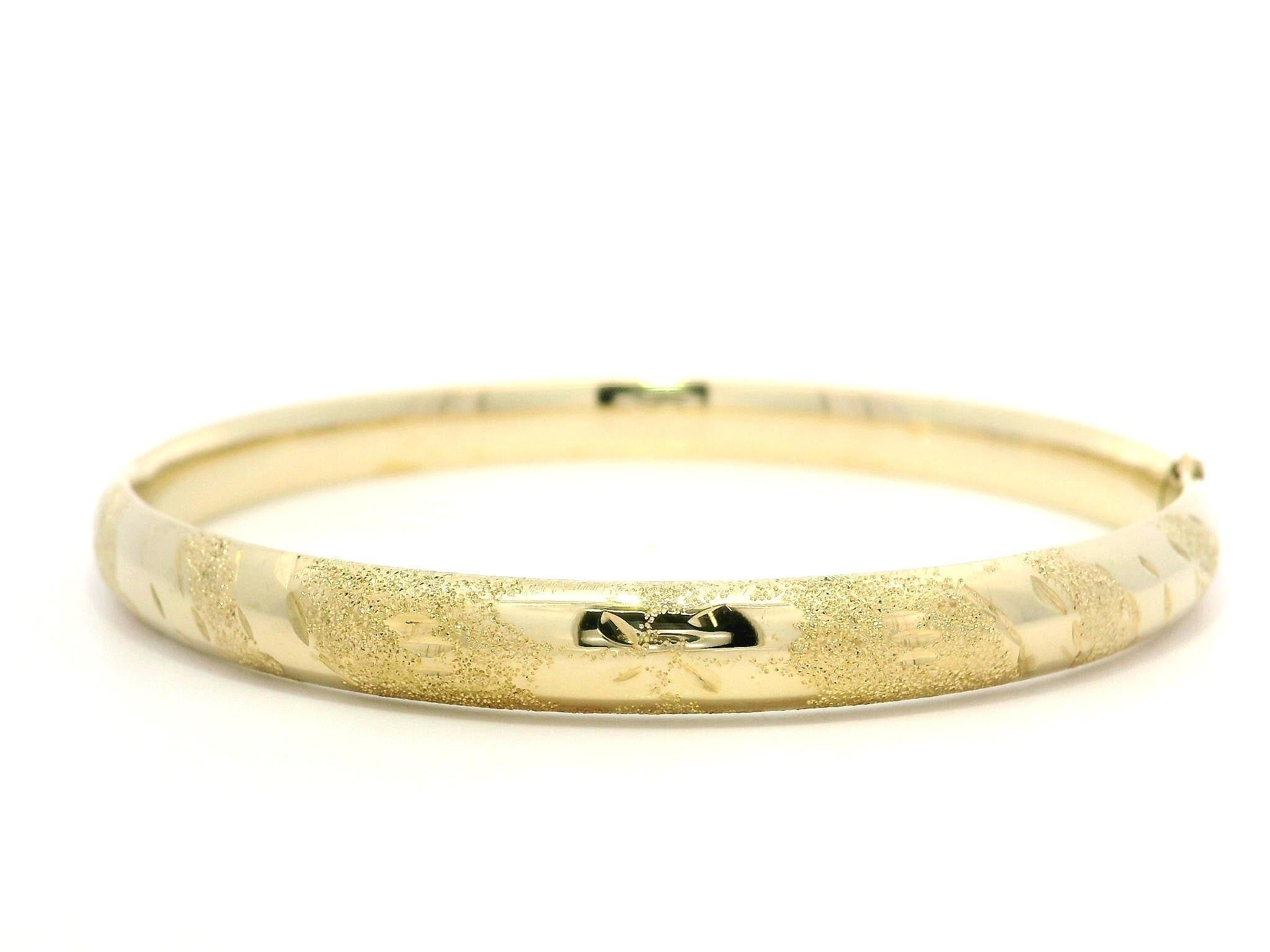 Bracciale aperto a cerniera in oro giallo 14k con taglio di diamante lucido da 6,2 mm