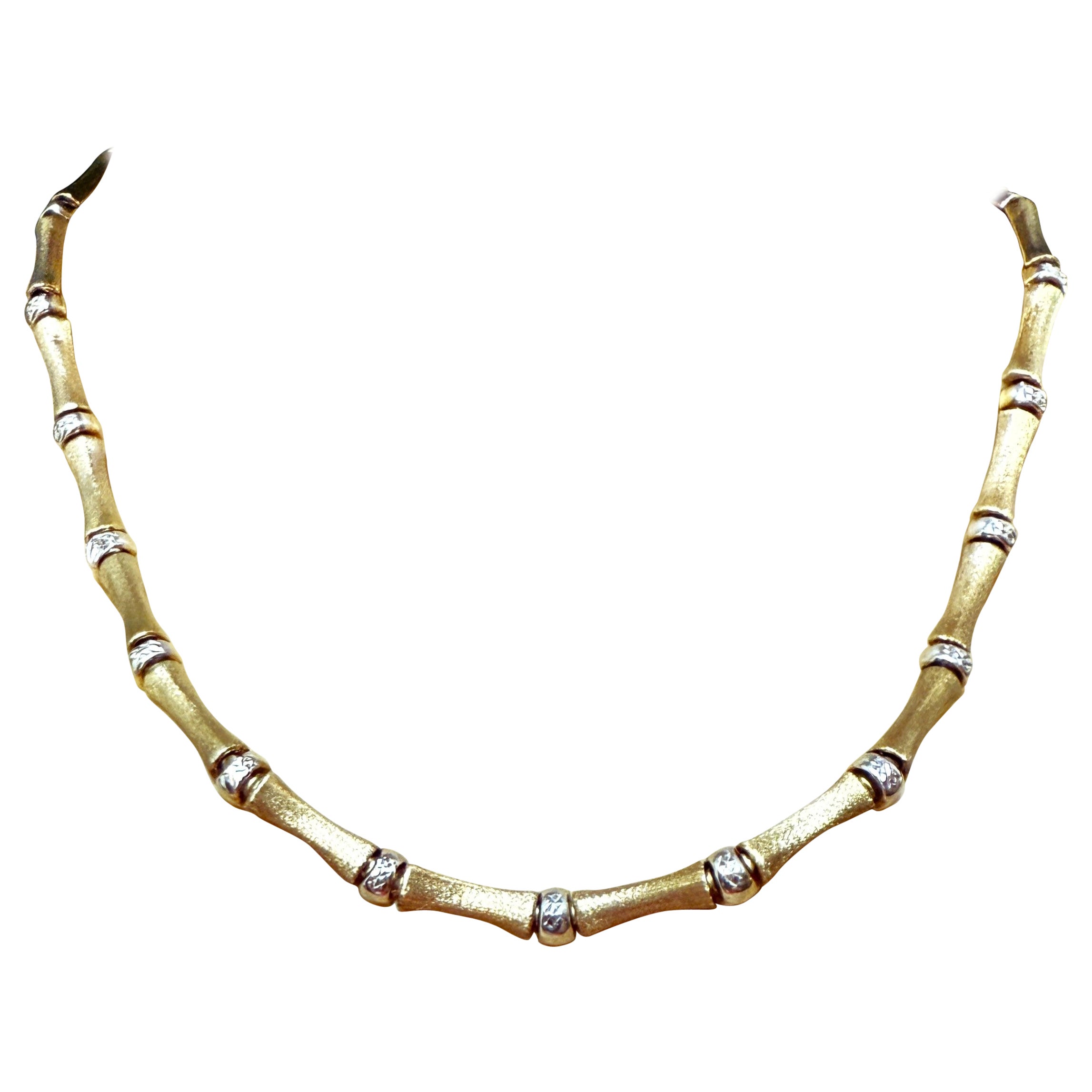 J'adore ce collier, surtout en raison des connecteurs de boules en sterling qui sont taillés en diamant et qui donnent l'impression que le collier est orné de diamants.  Il brille et scintille.  C'est juste un superbe design, en plus d'être un