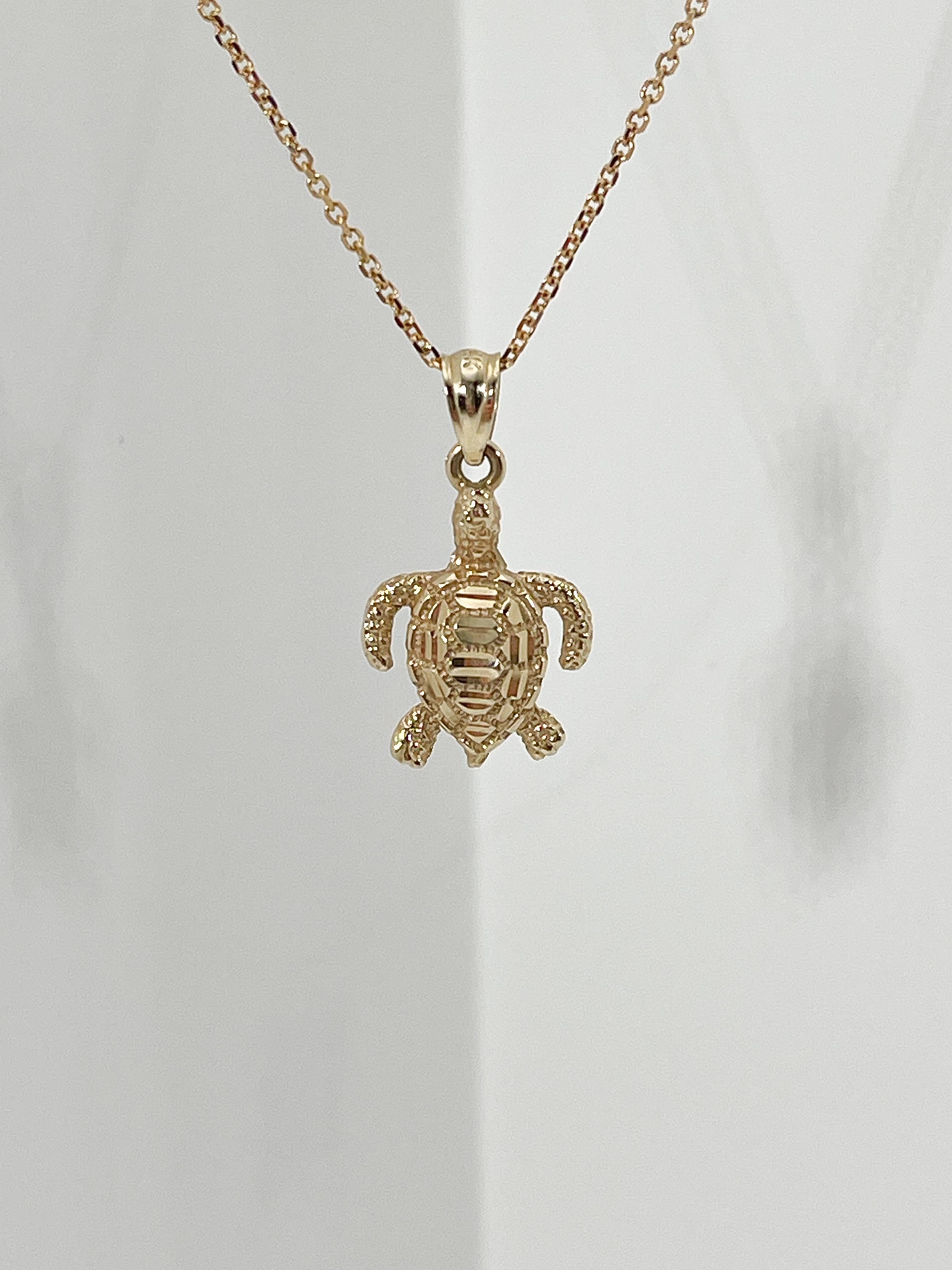14K Yellow Gold Diamond Cut Turtle Pendant Necklace In Excellent Condition For Sale In Stuart, FL