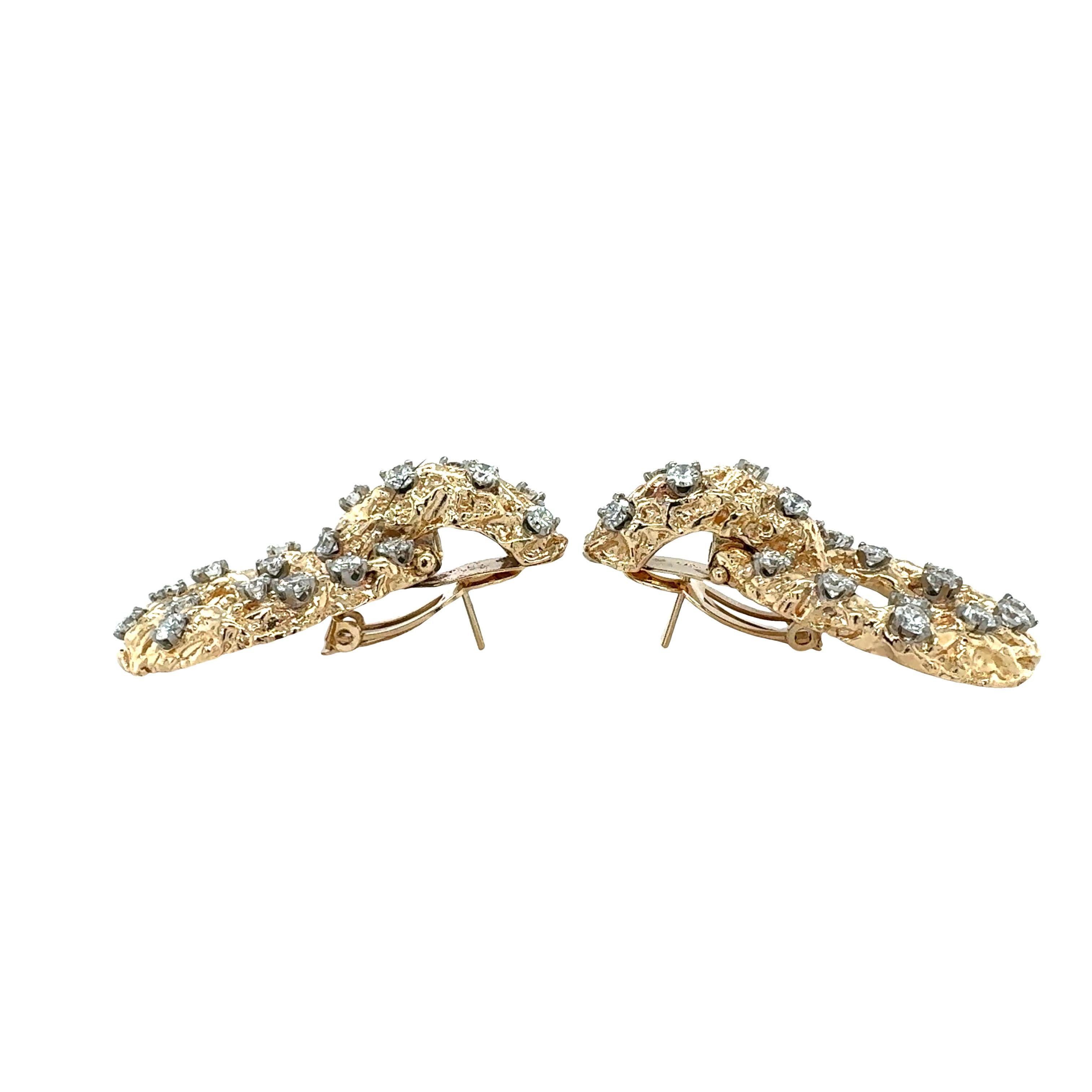 One pair of 14K yellow gold diamond doorknocker earrings featuring 40 round brilliant cut diamonds weighing 4 ct. in total with H-I color and VS-2 clarity. Textured gold finish throughout, with posts and backs.

Metal: 14K Yellow Gold
Gemstone: