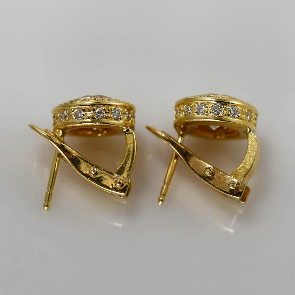 Taille ronde Boucles d'oreilles à clip en or jaune 14 carats avec diamants, 3,35 carats poids total en vente
