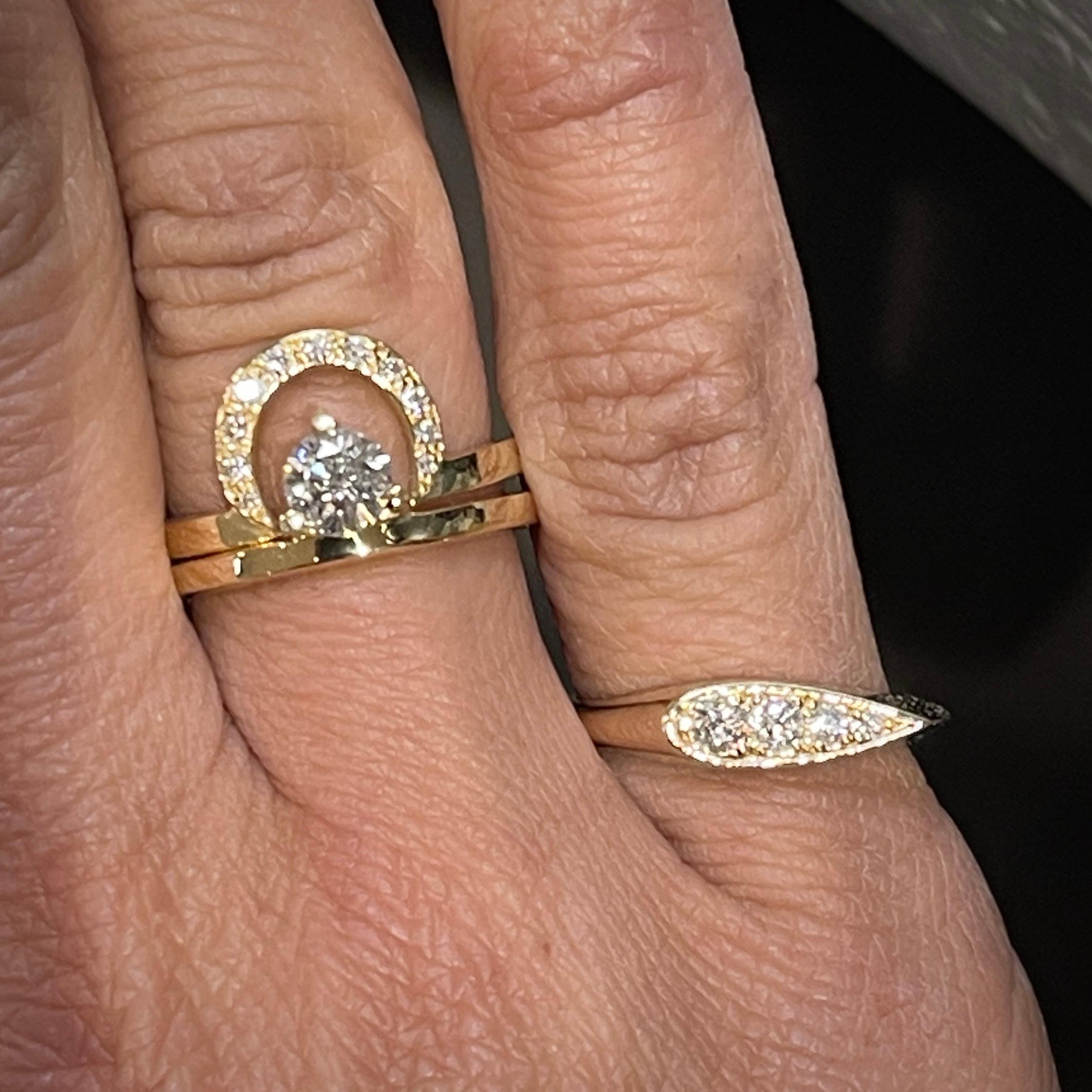 Entdecken Sie die Eleganz und Vielseitigkeit unseres massiven 14-karätigen Siegelrings mit Diamantbesatz in länglicher Birne. Dieses atemberaubende Stück besteht aus einer länglichen Birnenform, die aus 14-karätigem Gold gefertigt und mit 4 