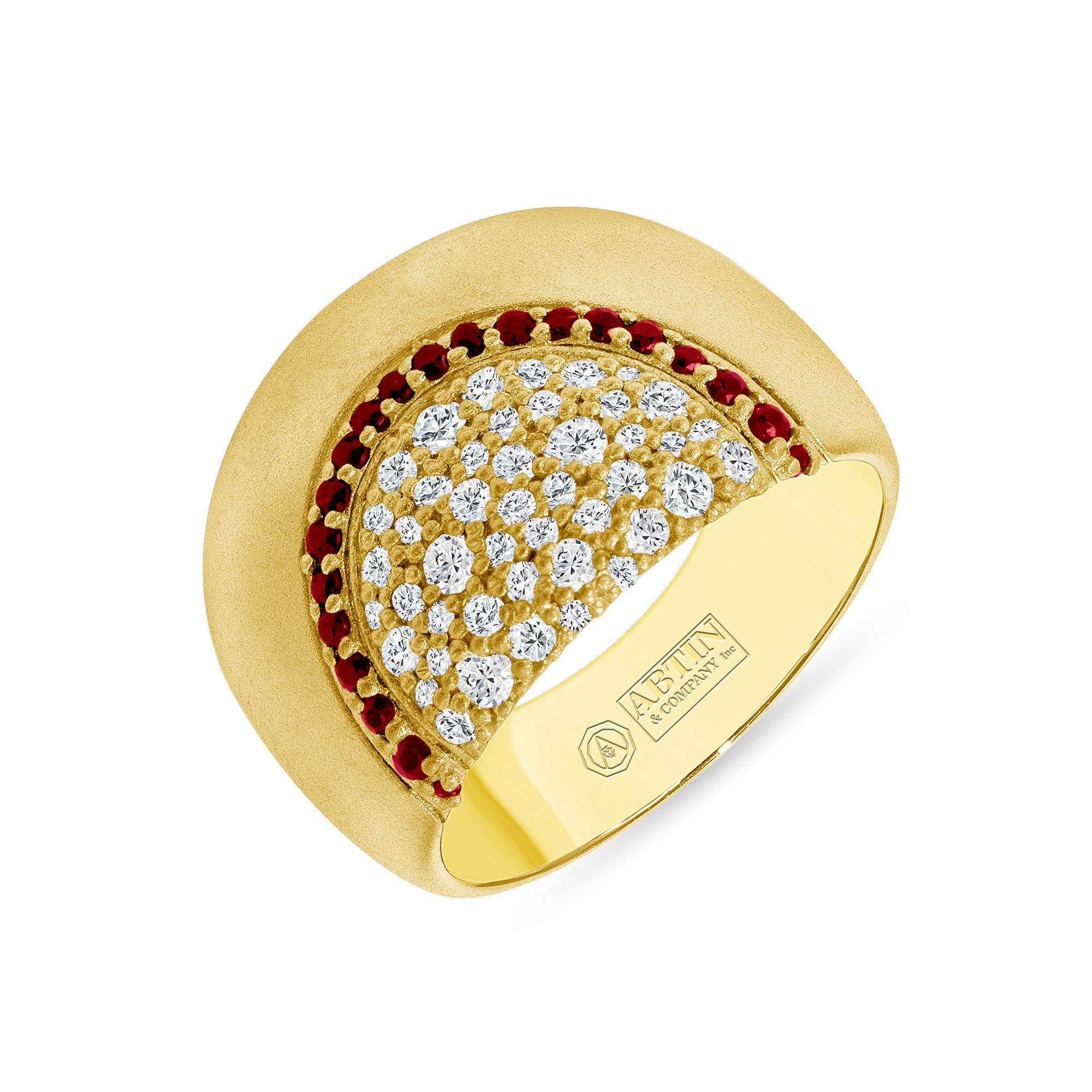 Dieser exquisite Ring aus 14-karätigem Gold zeichnet sich durch eine schillernde Anordnung von 0,68 Karat Diamanten und Smaragden aus. Sein hochgewölbtes Design funkelt mit runden Brillanten und Smaragden im Rundschliff. Das satte, satinierte Grün